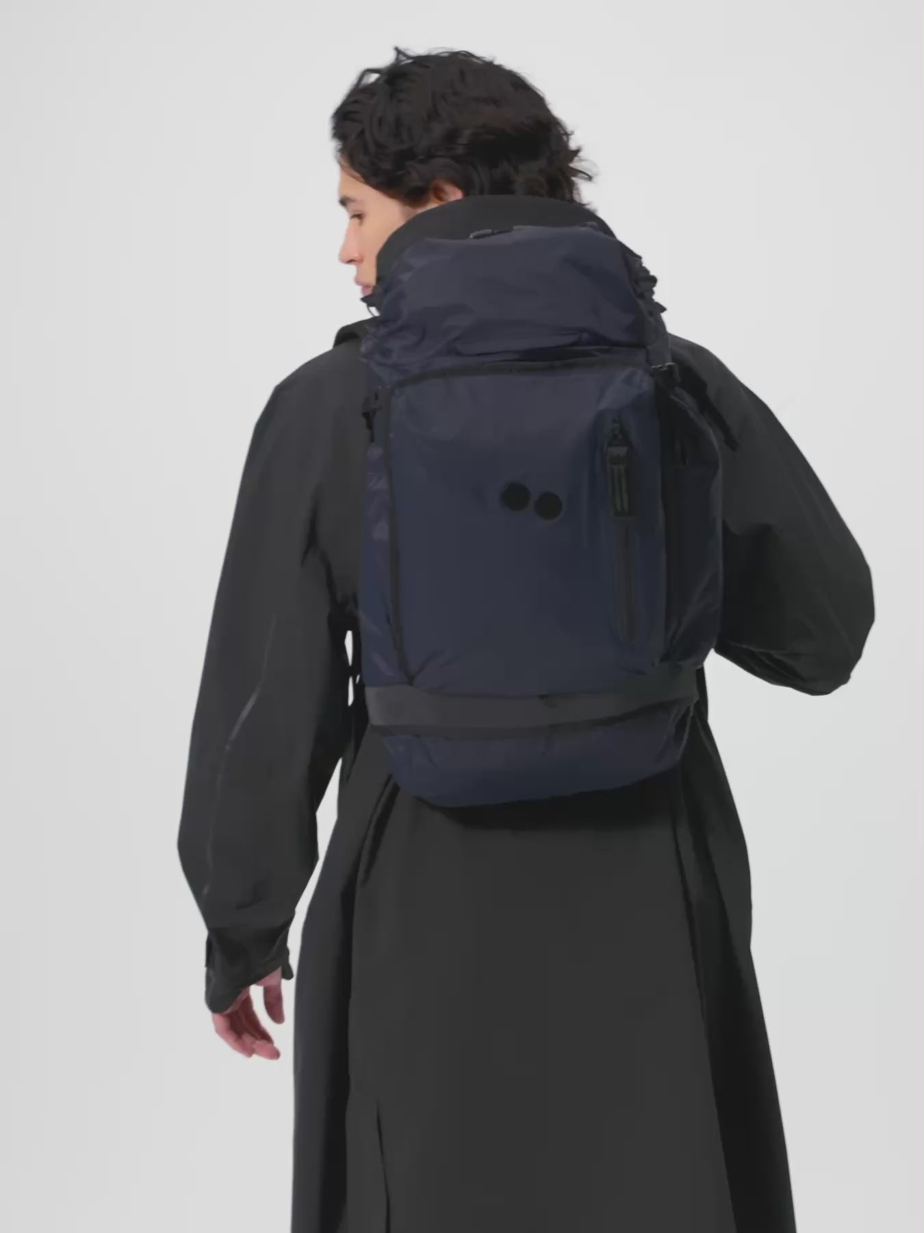 pinqponq-Komut-Medium-Pure-Navy-model-video