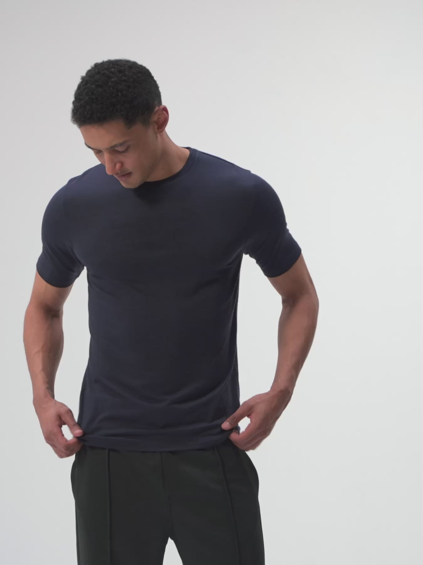 pinqponq-T-Shirt-Merino-Men-Iconic-Sheep-Navy-model-video
