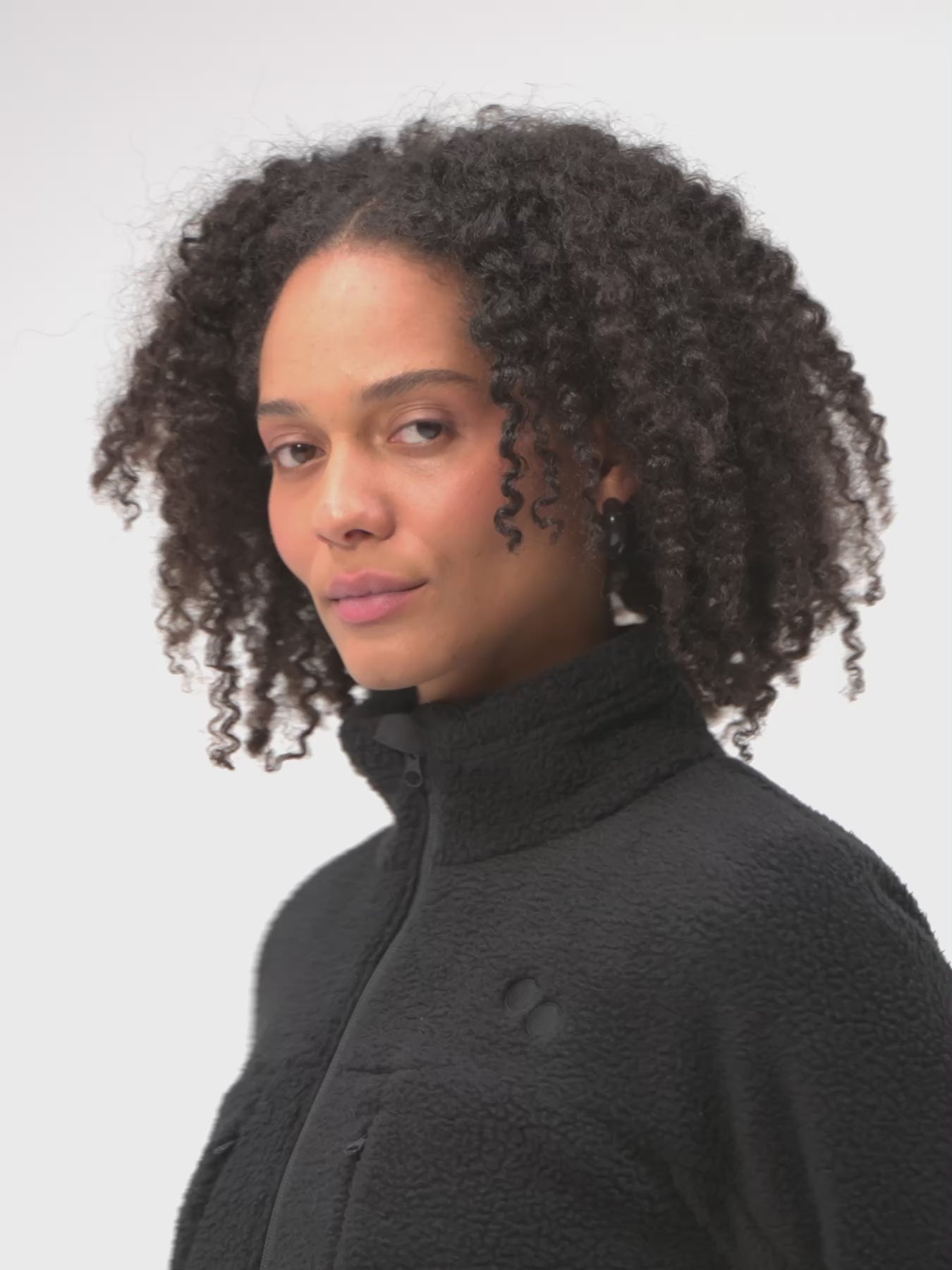 pinqponq-Fleece-Jacket-Women-Peat-Black-model-video