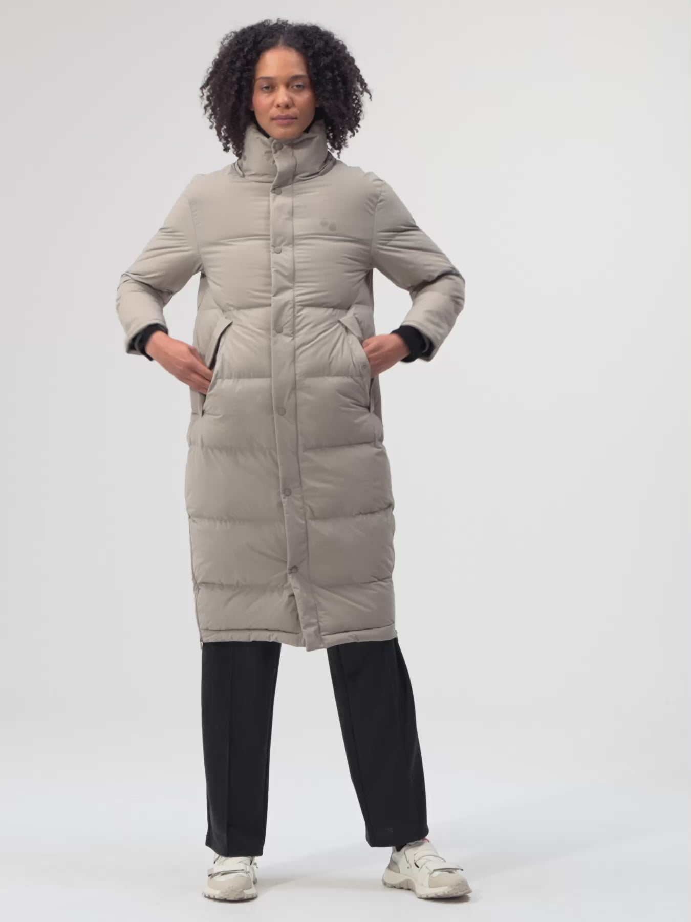 pinqponq-Puffy-Parka-Women-Cement-Taupe-model-video