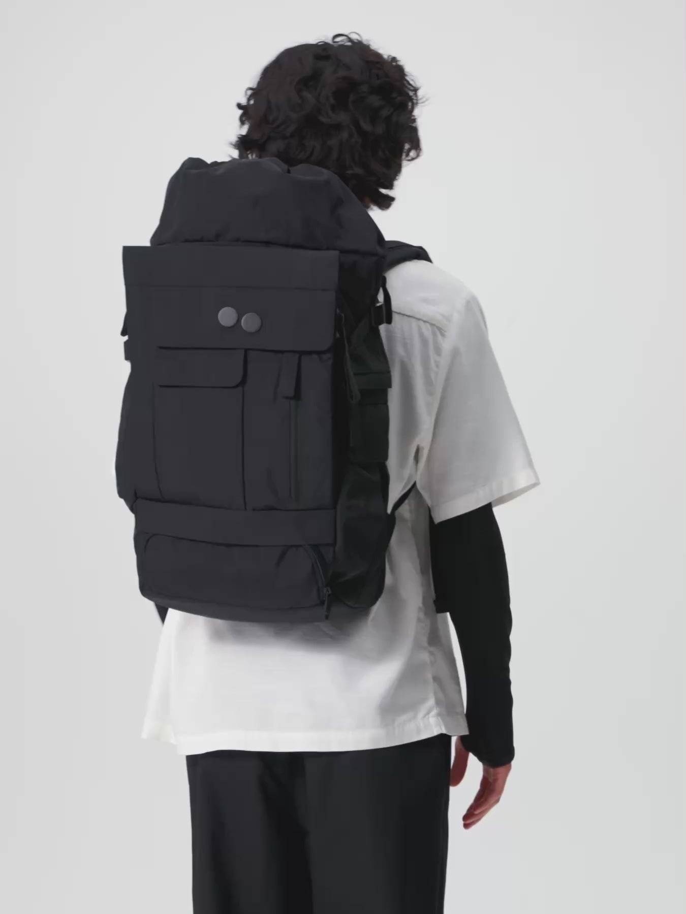 pinqponq-backpack-blok-medium-crinkle-black-model-video