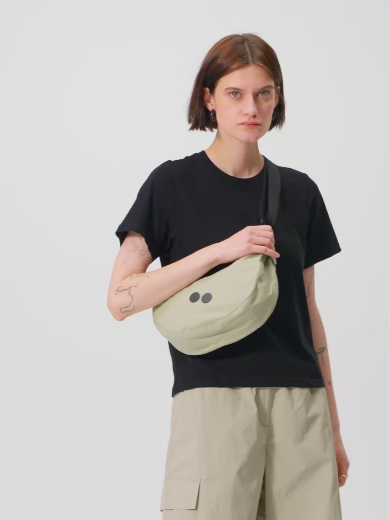 pinqponq-Krumm-Small-Pure-Olive-model-video