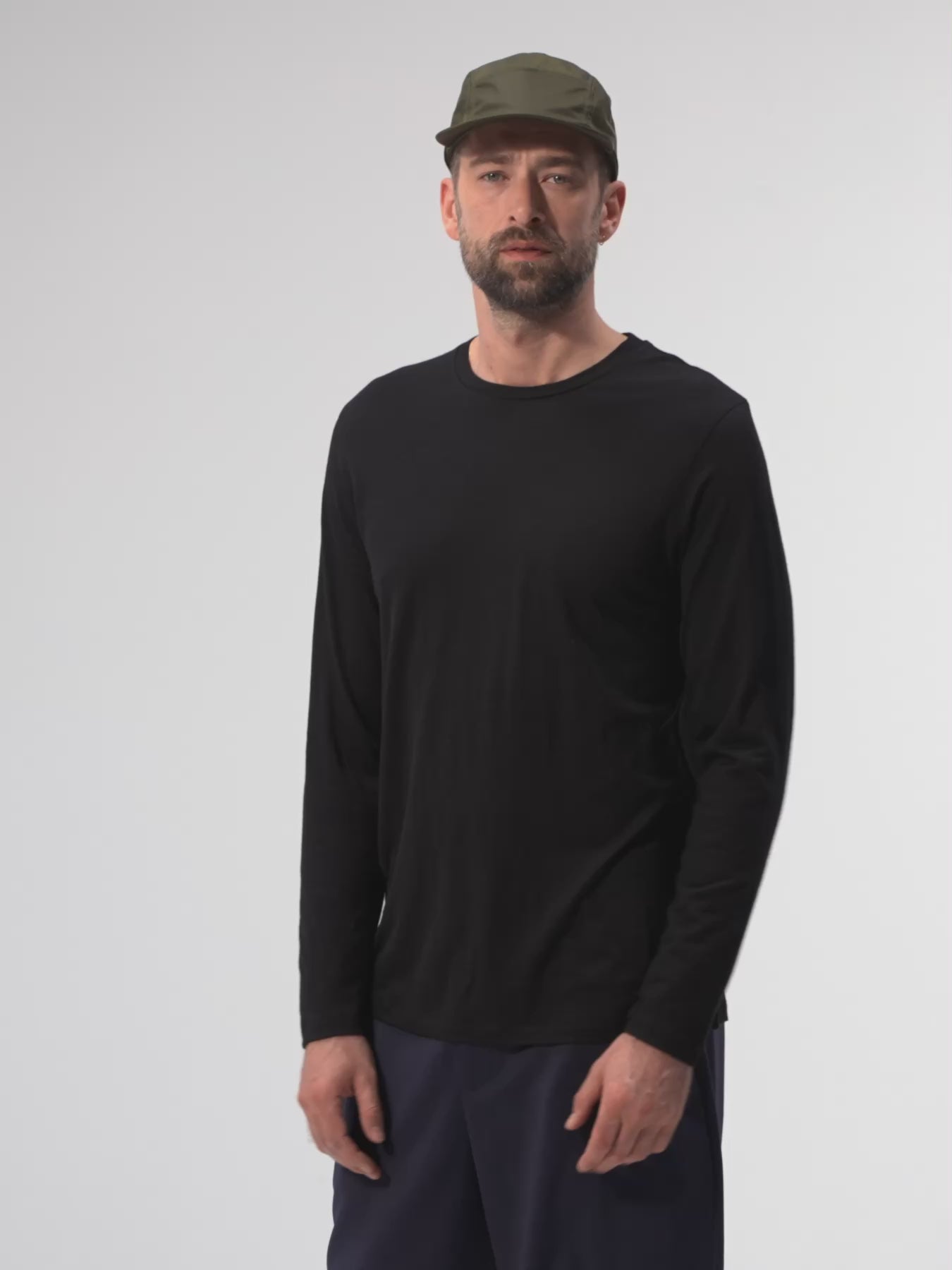 pinqponq-Longsleeve-Merino-Men-Core-Sheep-Black-model-video