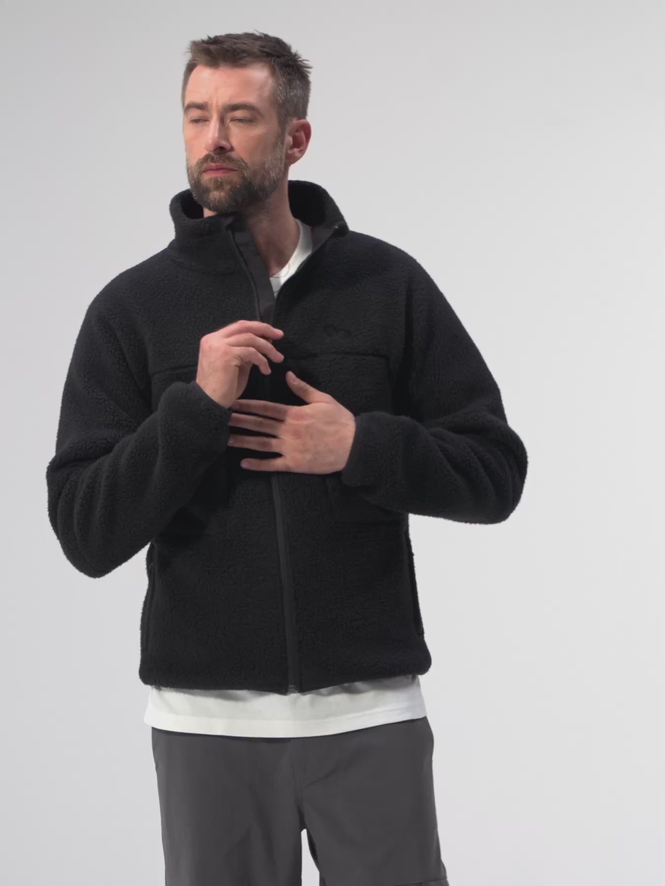 pinqponq-Fleece-Jacket-Men-Peat-Black-model-video