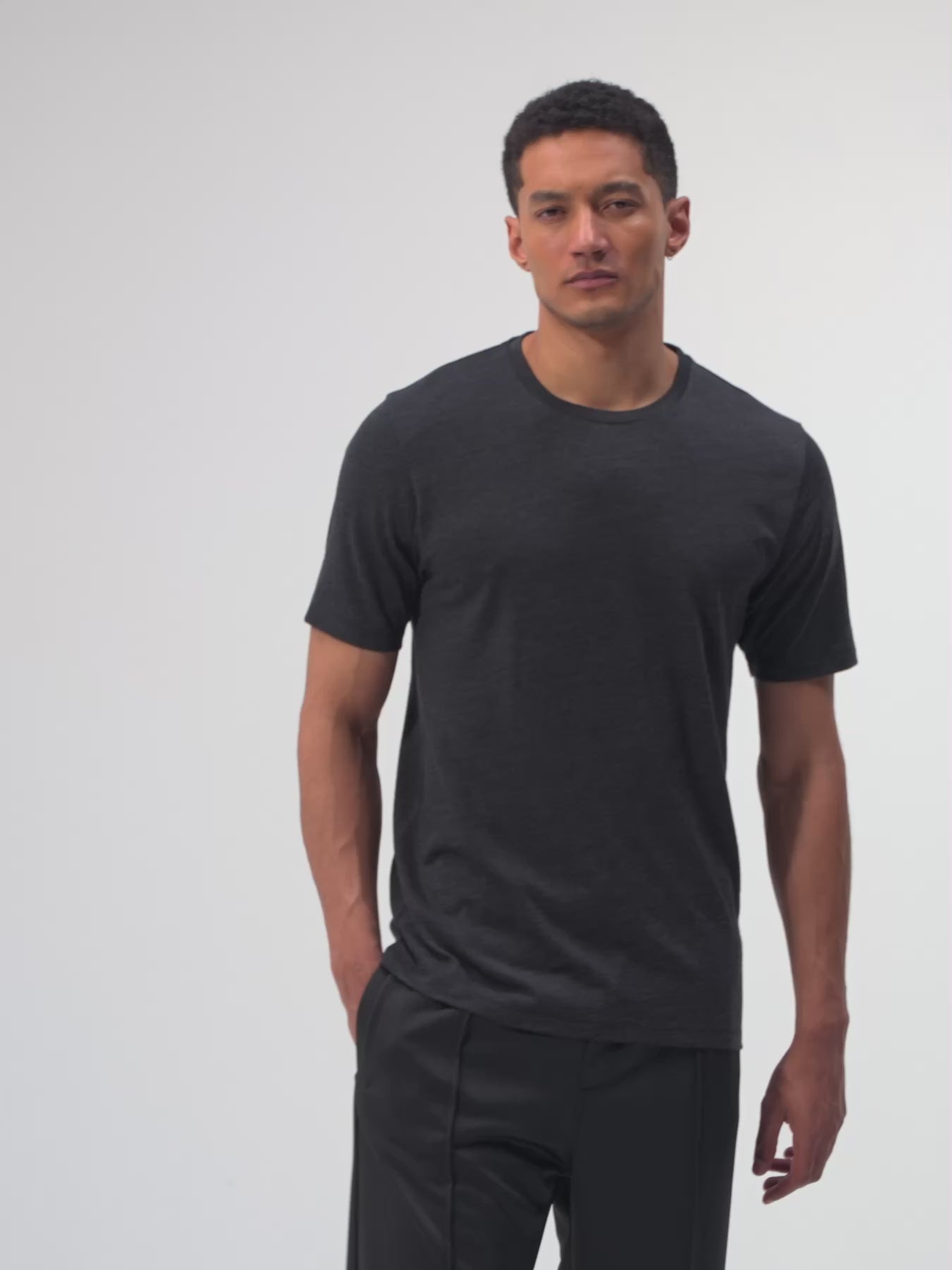 pinqponq-T-Shirt-Merino-Men-Iconic-Dark-Grey-Melange-model-video
