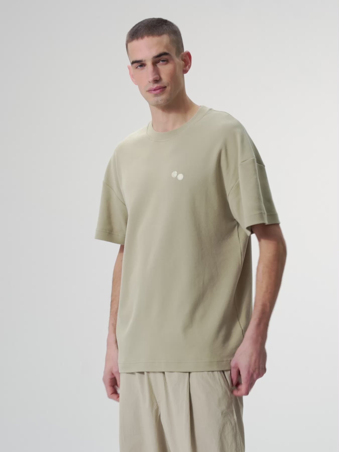 pinqponq-Tshirt-Unisex-Reed-Olive-model-video