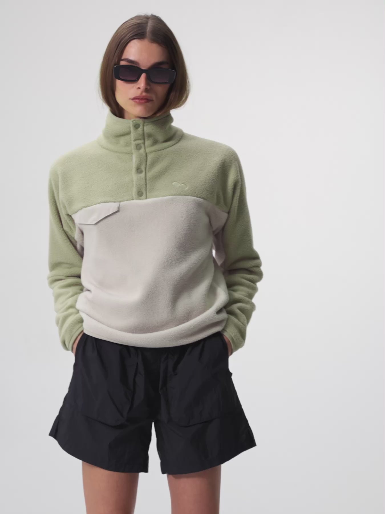 pinqponq-Fleece-Pullover-Unisex-Tune-Olive-model-video