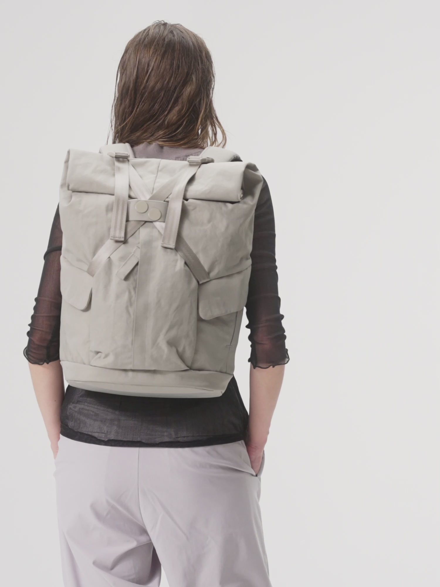 pinqponq-backpack-Kross-Crinkle-Taupe-model-video