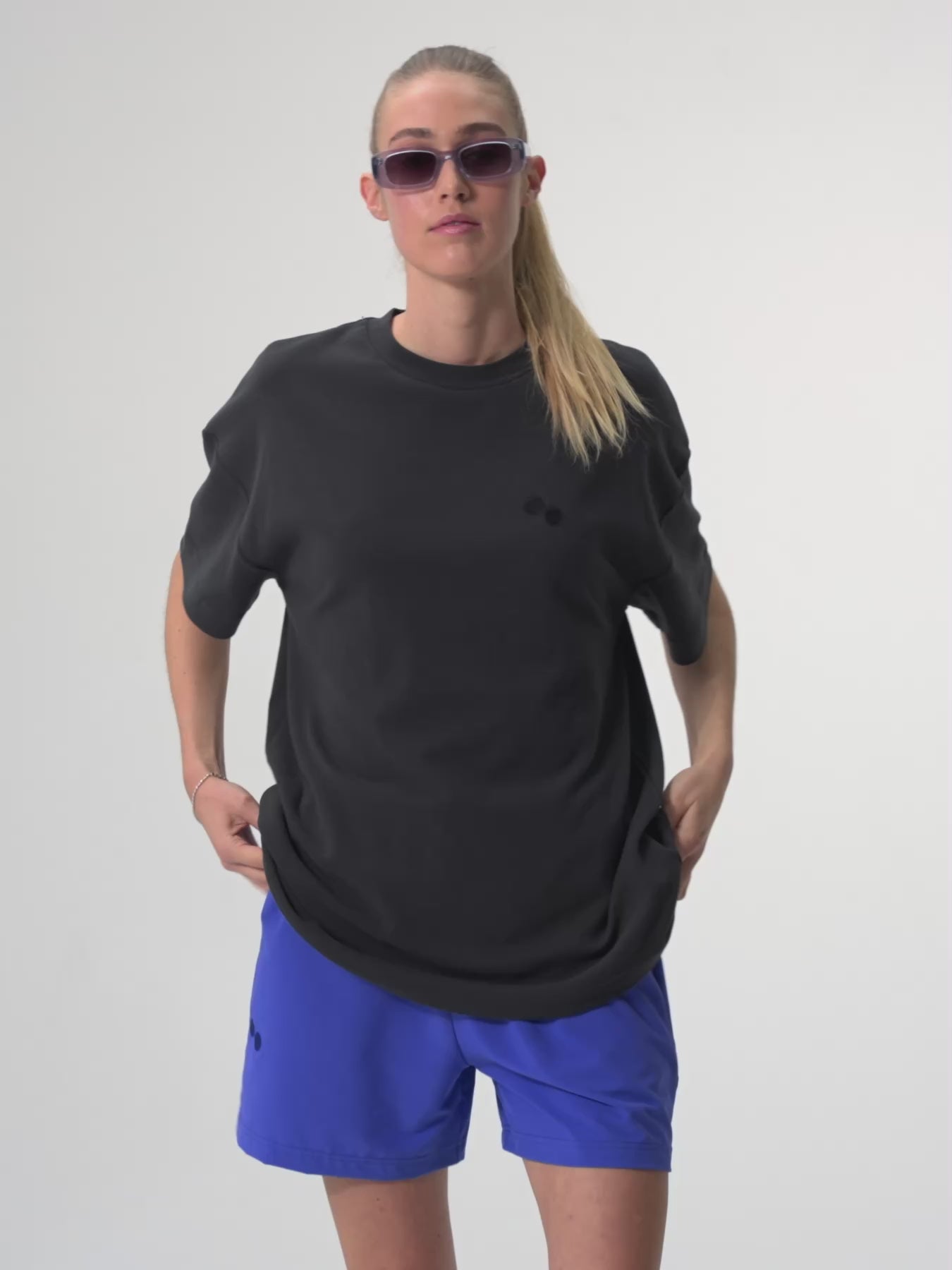 pinqponq-Tshirt-Unisex-Circles-Peat-Black-model-video