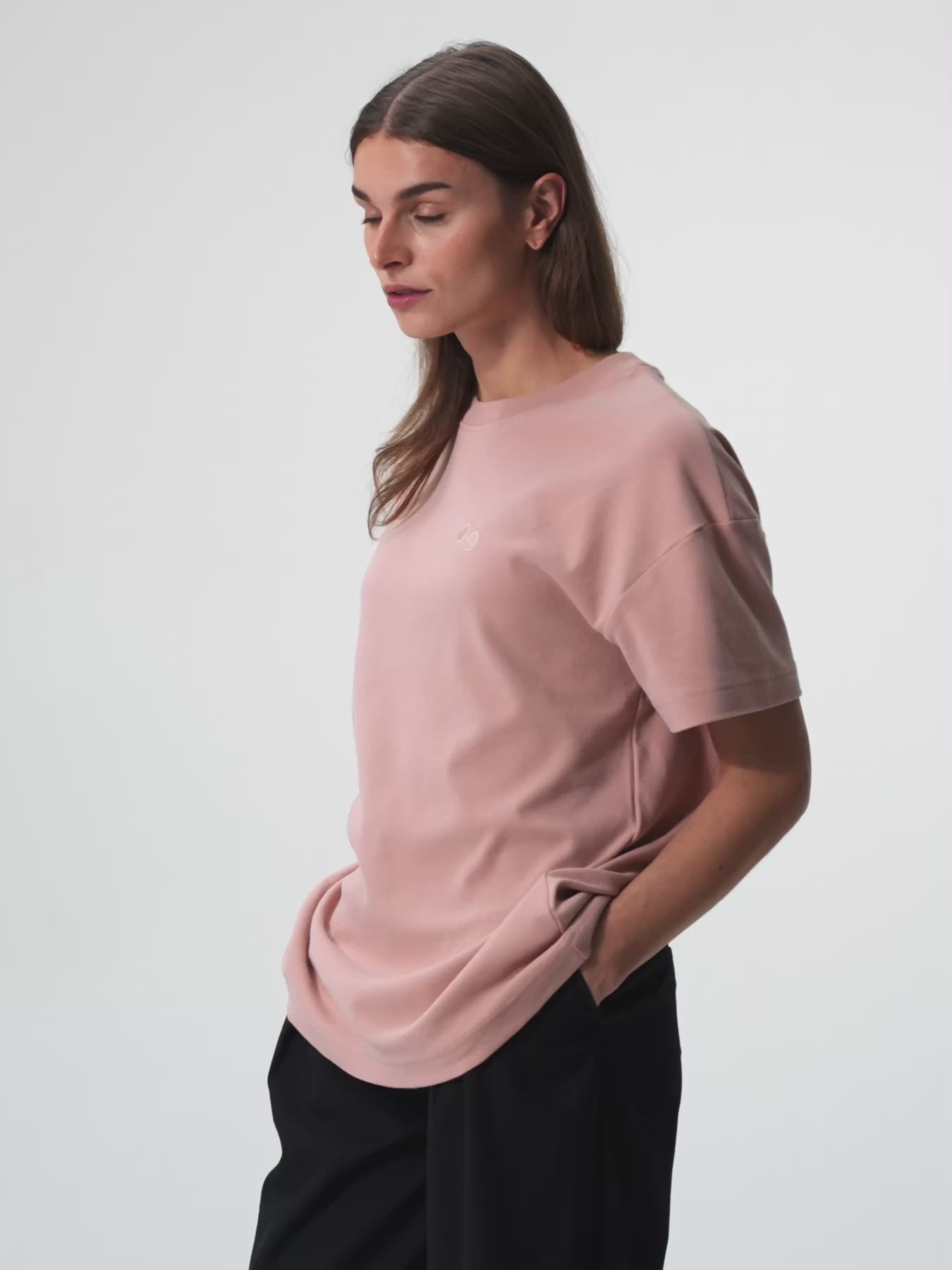 pinqponq-Tshirt-Unisex-Ash-Pink-model-video