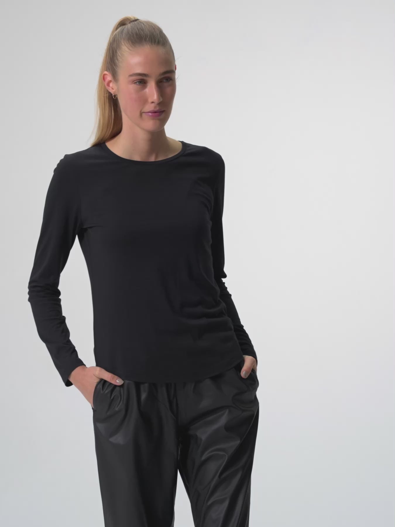 pinqponq-Longsleeve-Tencel-Cotton-Women-Inspire-Wooden-Black-model-video