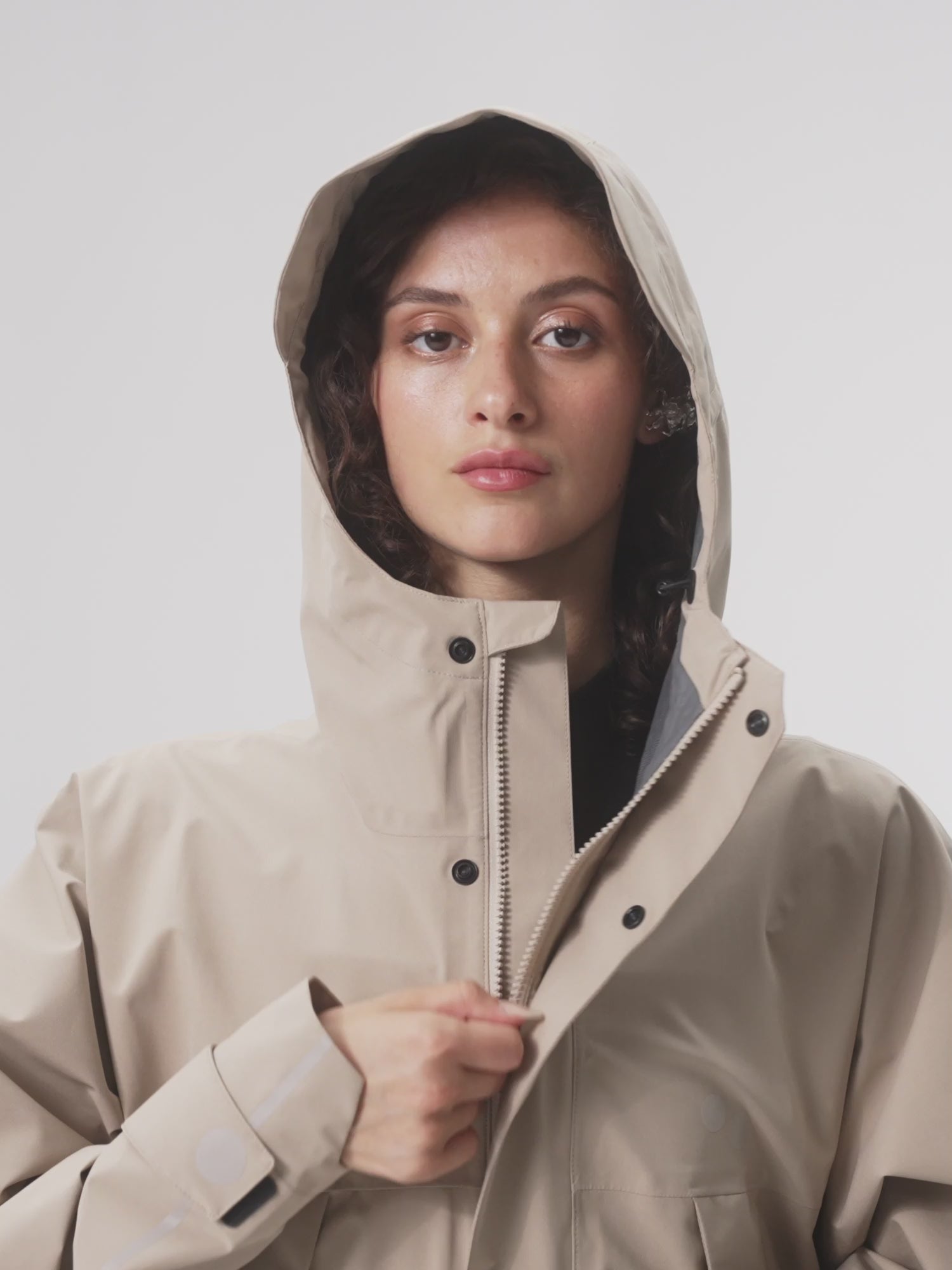 pinqponq-Aestech-rain-Parka-Caramel-Khaki-unisex-model-video