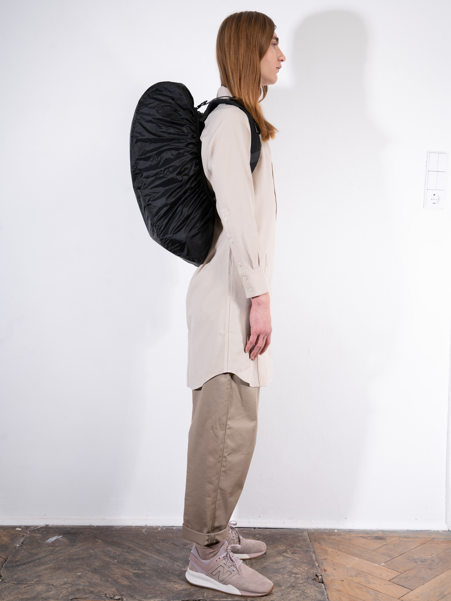 pinqponq-backpack-kover-blok-large-protect-black-model-side