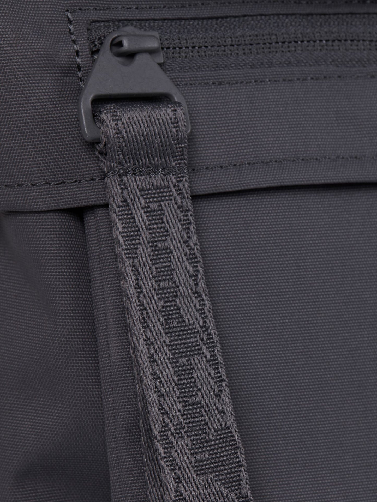pinqponq-backpack-Klak-Deep-Anthra-detail