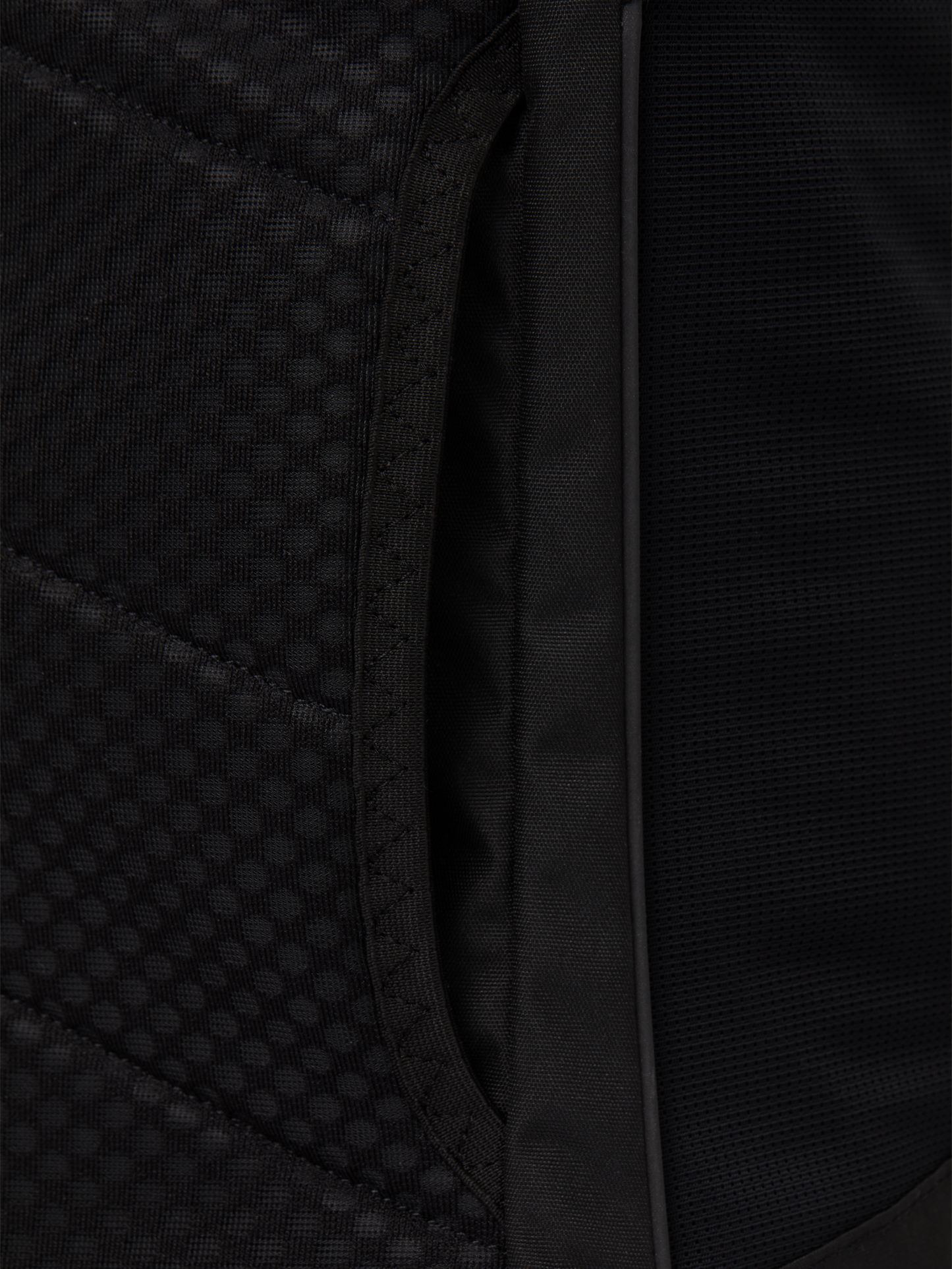 pinqponq-backpack-blok-large-rooted-black-detail