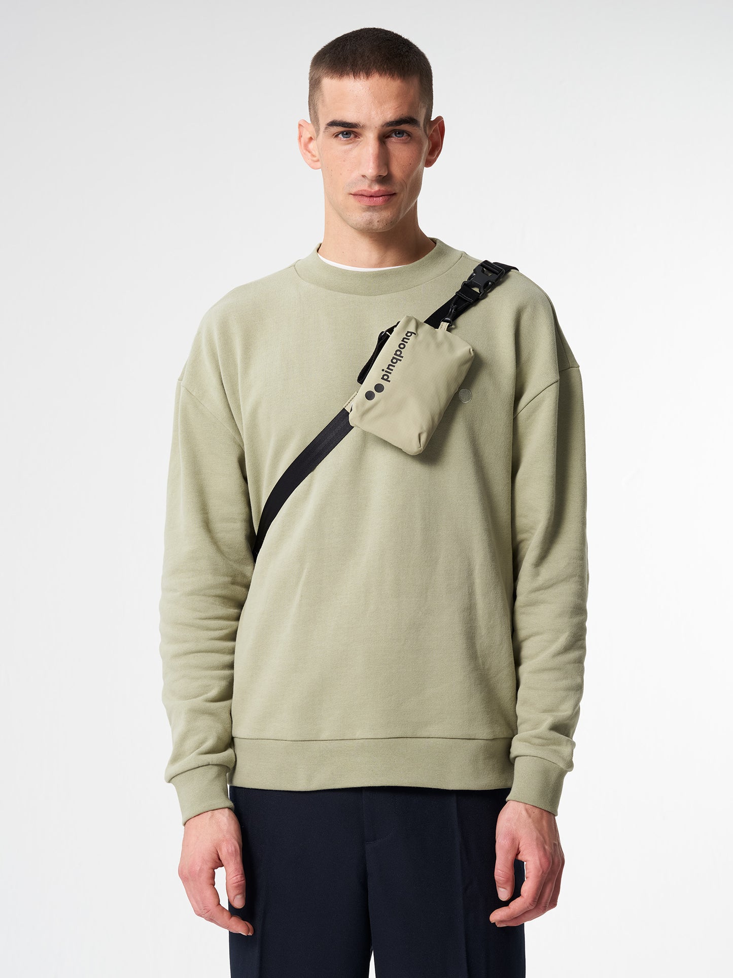 pinqponq-Aksel-Pure-Olive-model-front-detail