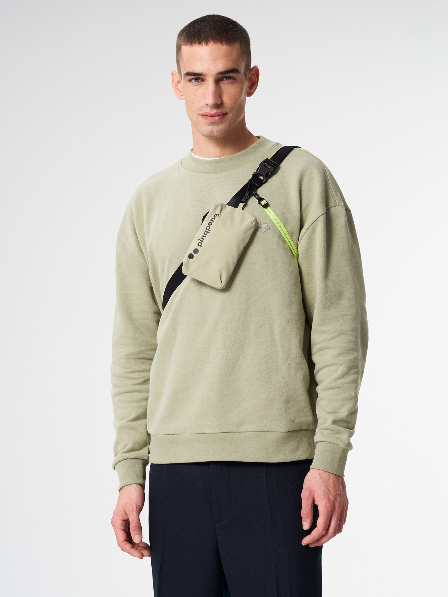pinqponq-Aksel-Pure-Olive-model-front-detail
