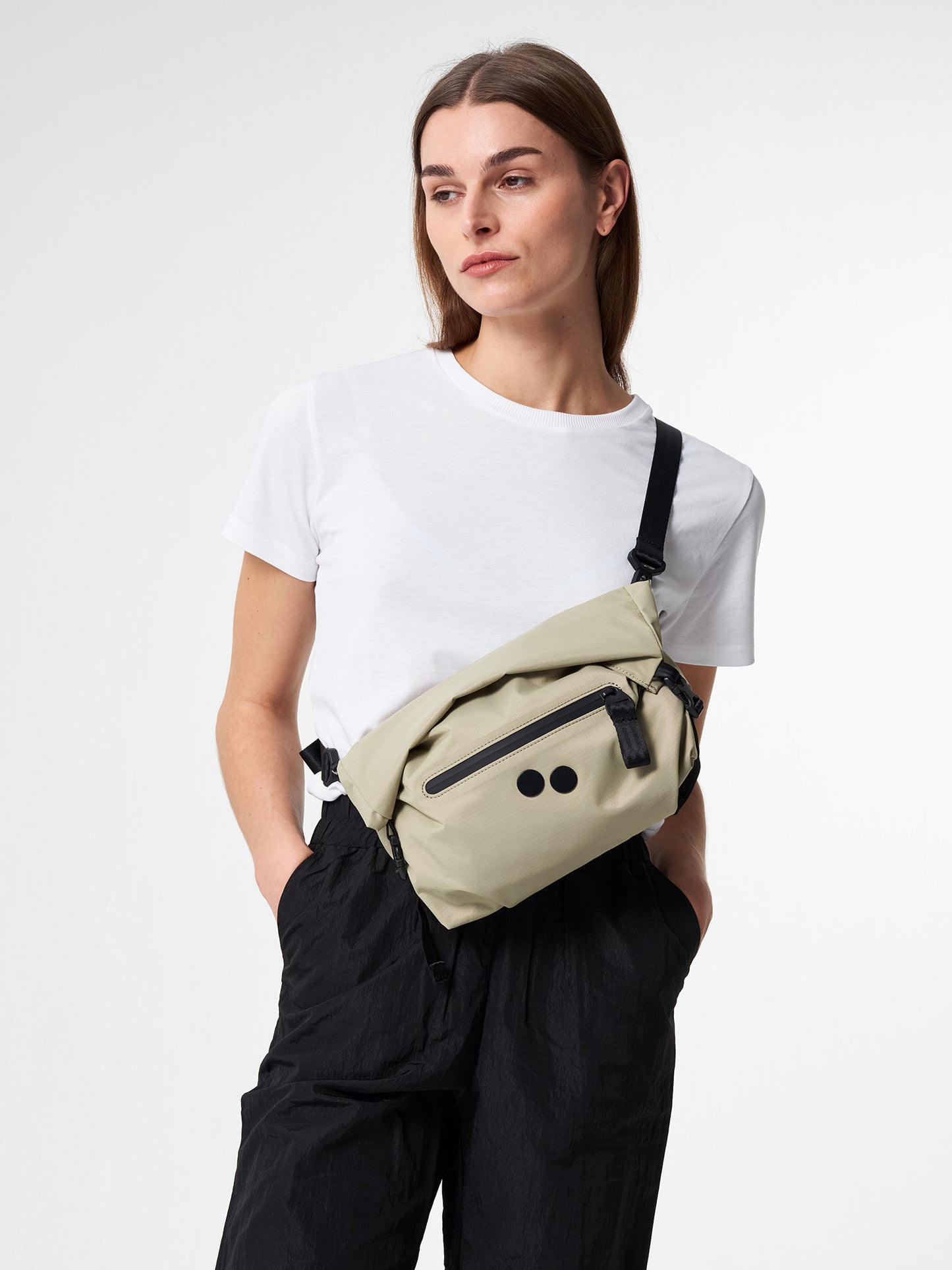 pinqponq-Aksel-Pure-Olive-model-front