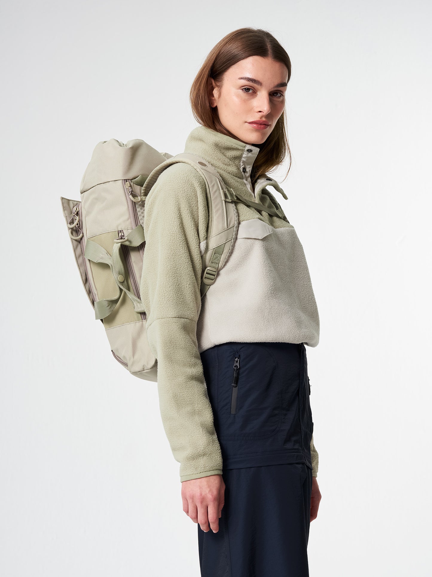 pinqponq-Blok-Medium-Reed-Olive-model-side
