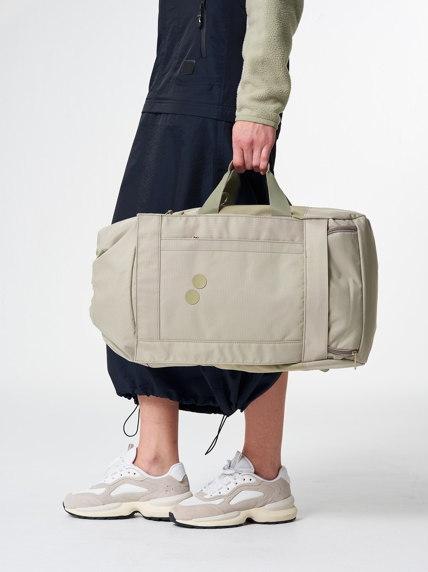 pinqponq-Blok-Medium-Reed-Olive-model-closeup-front