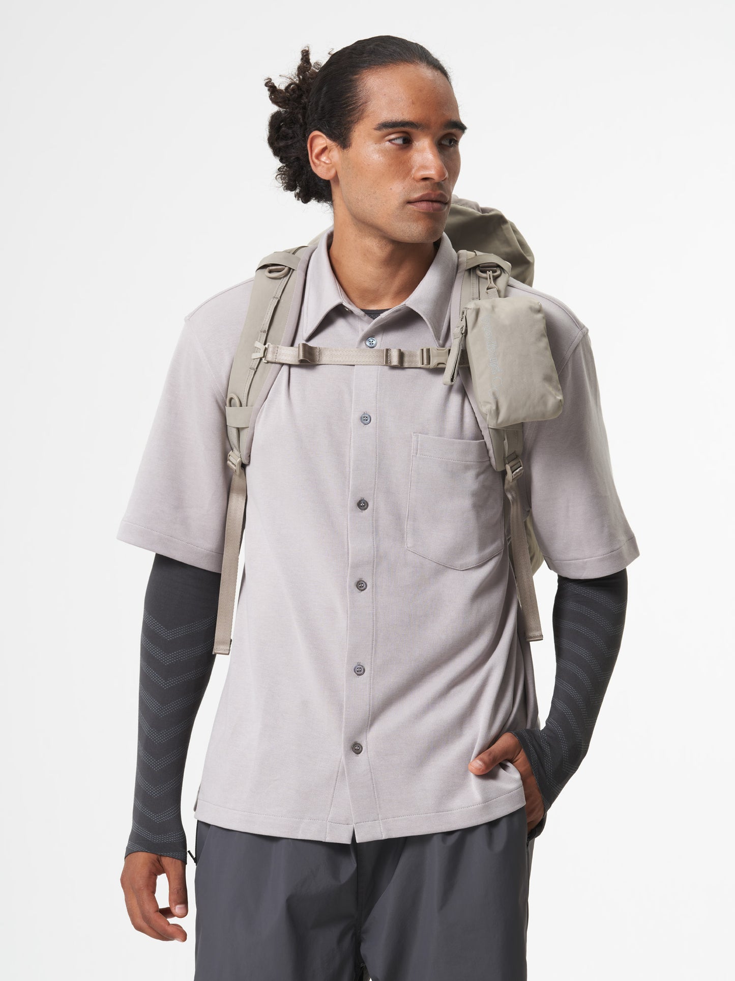 pinqponq-backpack-Blok-Large-Crinkle-Taupe-model-back