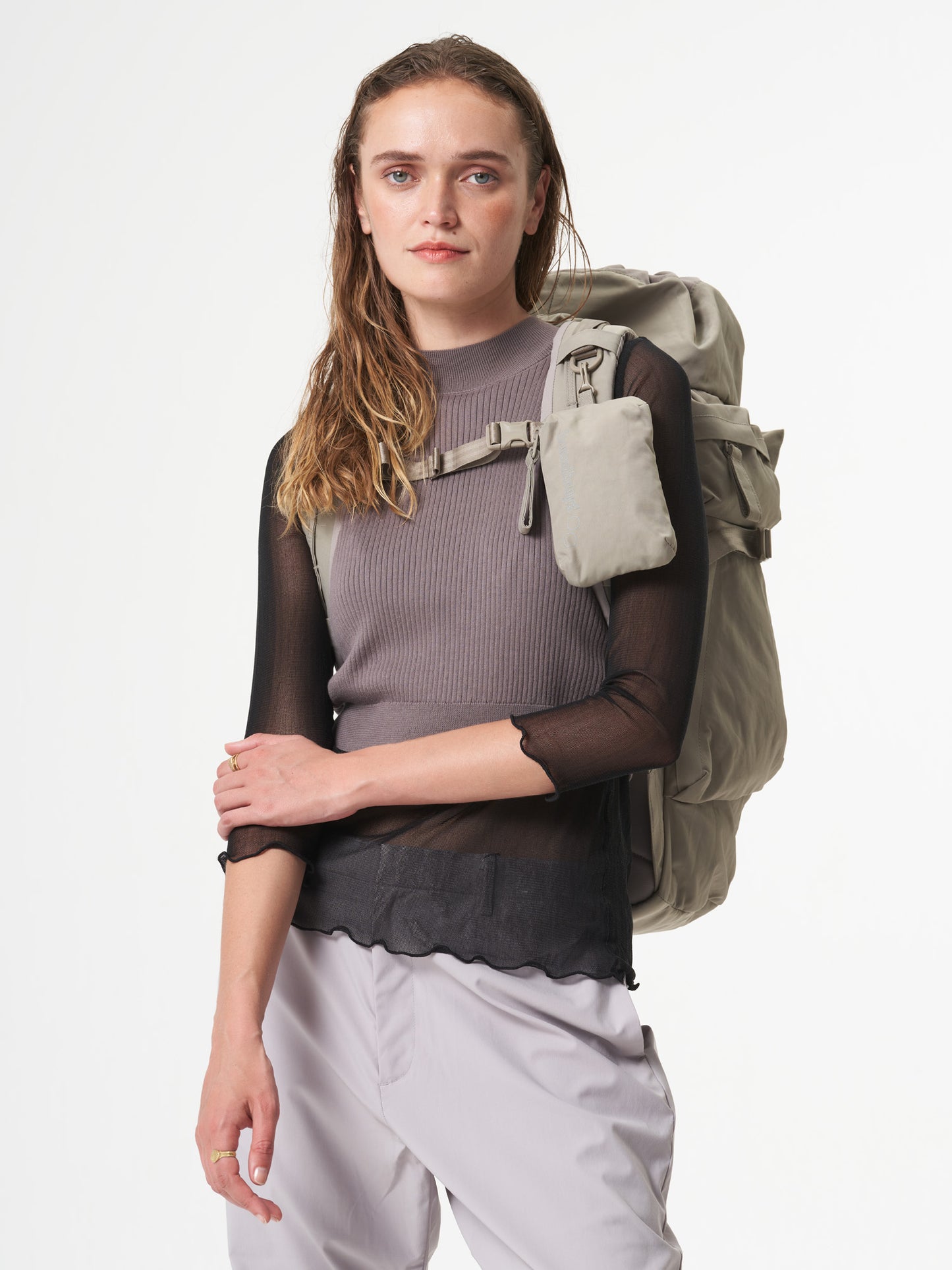 pinqponq-backpack-Blok-Large-Crinkle-Taupe-model-back