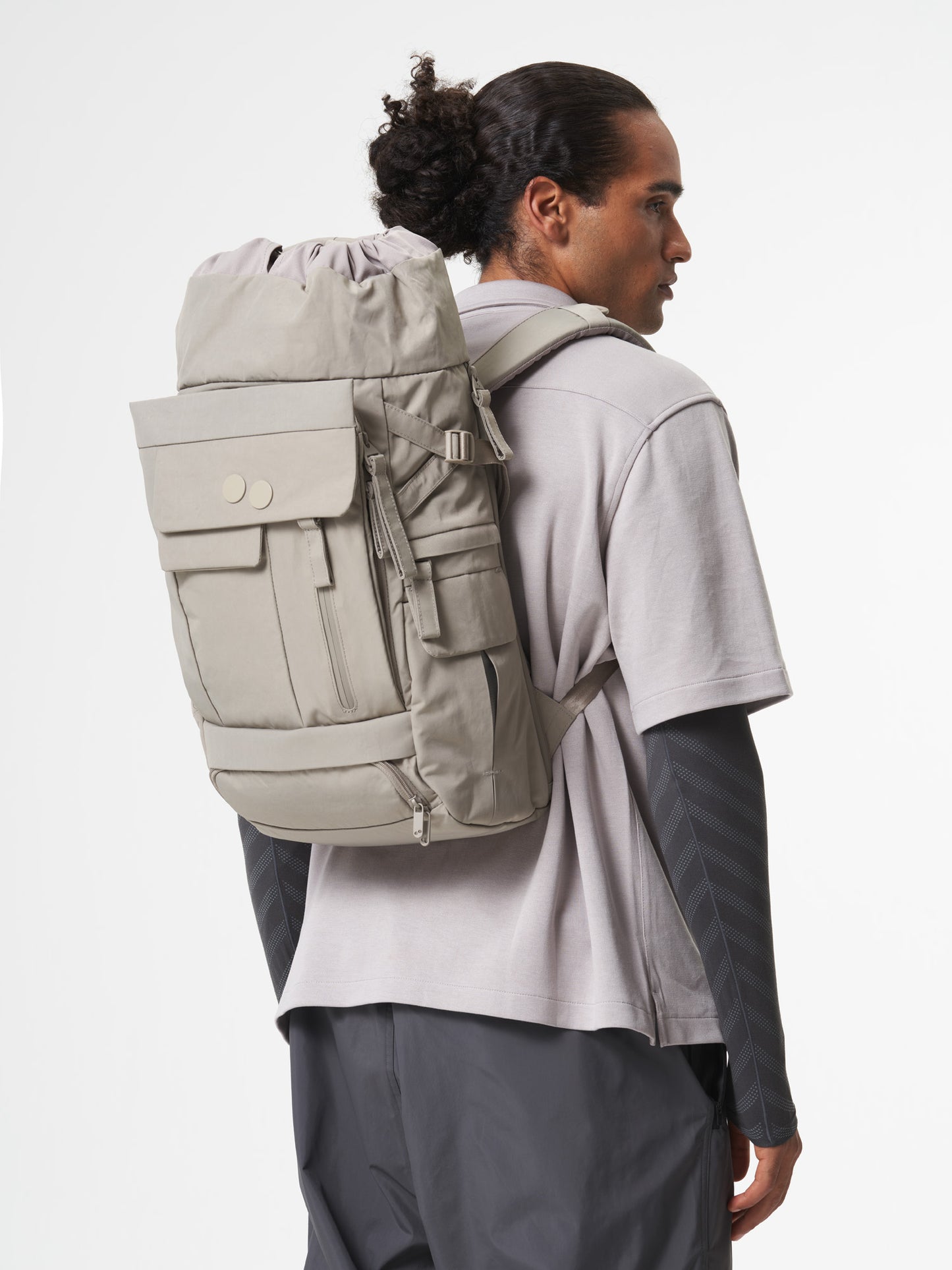 pinqponq-backpack-Blok-Medium-Crinkle-Taupe-model-side