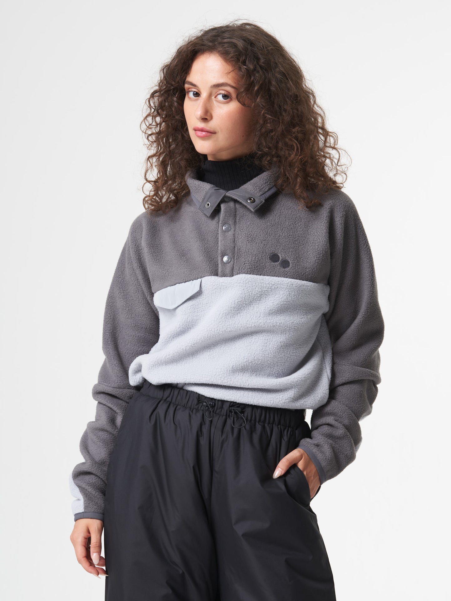 pinqponq-Fleece-Pullover-Tune-Graphite-unisex-model-front