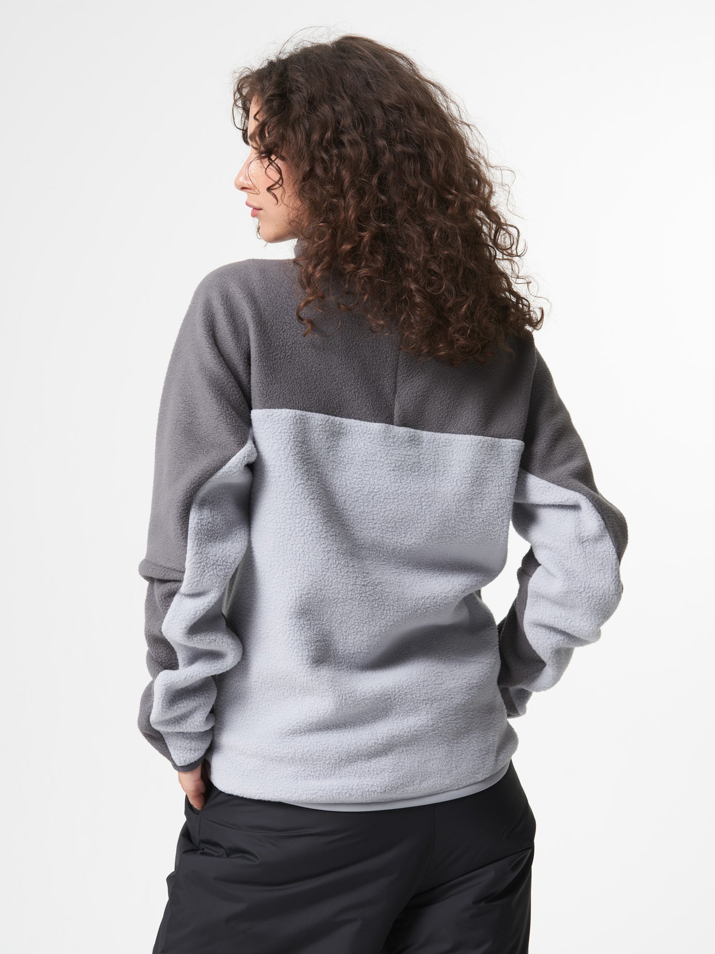 pinqponq-Fleece-Pullover-Tune-Graphite-unisex-model-back