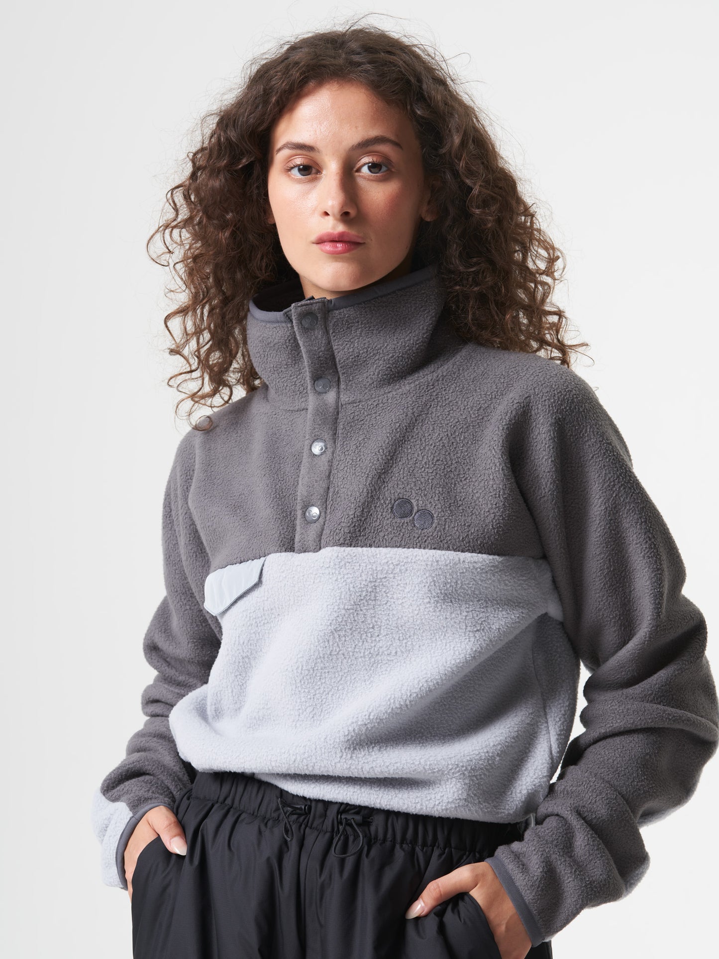 pinqponq-Fleece-Pullover-Tune-Graphite-unisex-model-front