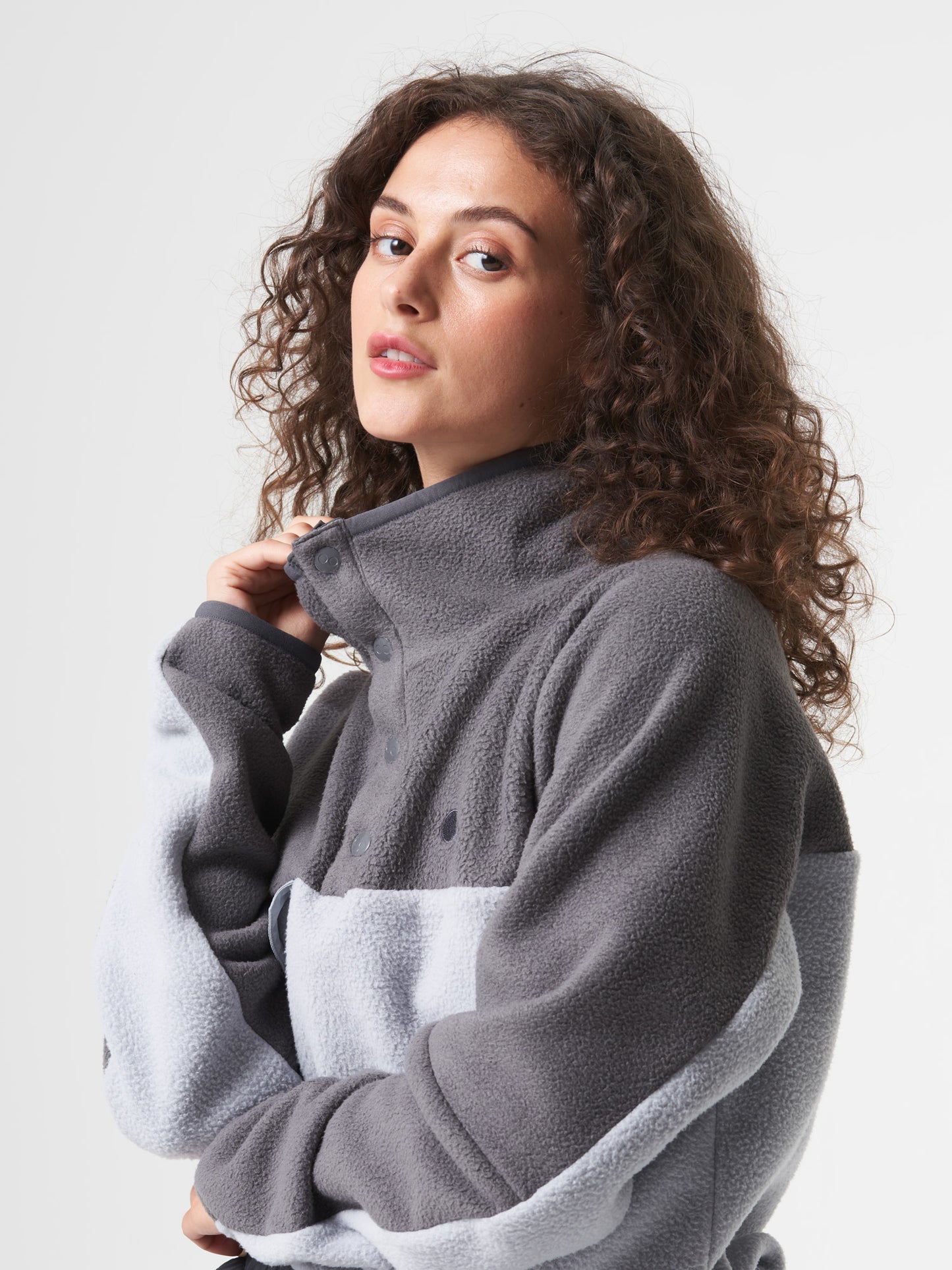 pinqponq-Fleece-Pullover-Tune-Graphite-unisex-model-front