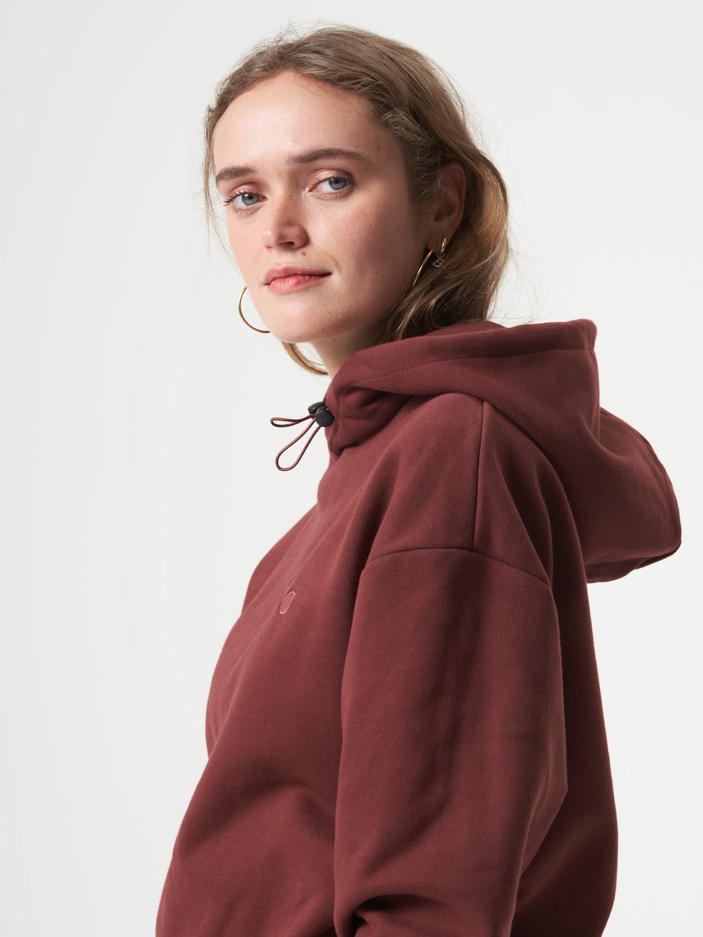pinqponq-Hoodie-Pinot-Red-model-side