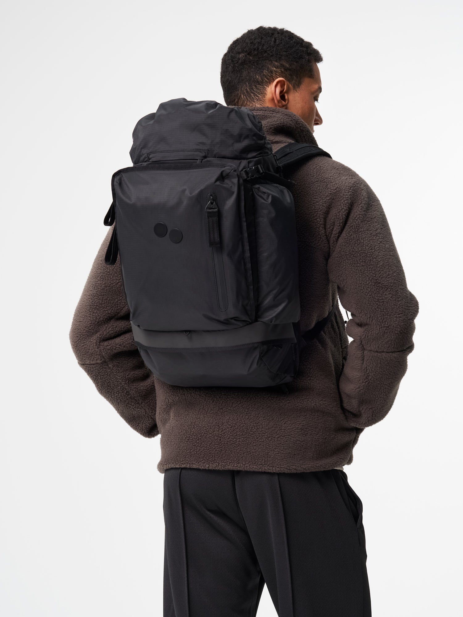 pinqponq-Komut-MB-Pure-Black-model-front