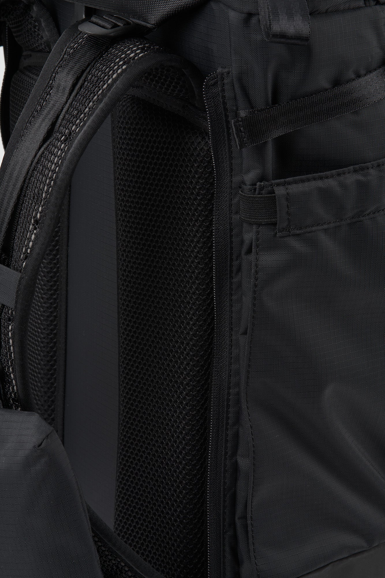 pinqponq-Komut-Medium-Bike-Pure-Black-closeup-details