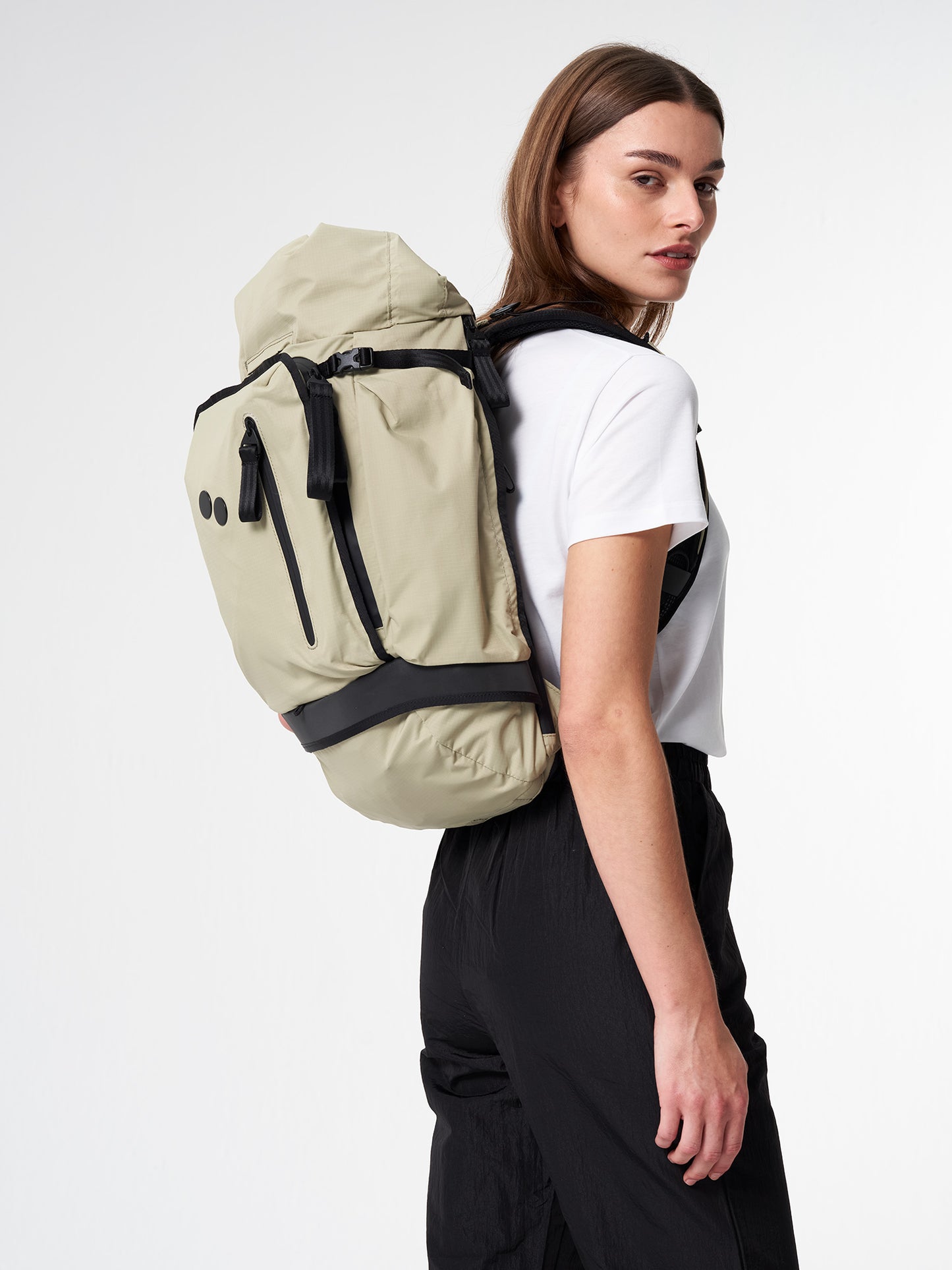 pinqponq-Komut-Medium-Pure-Olive-model-side