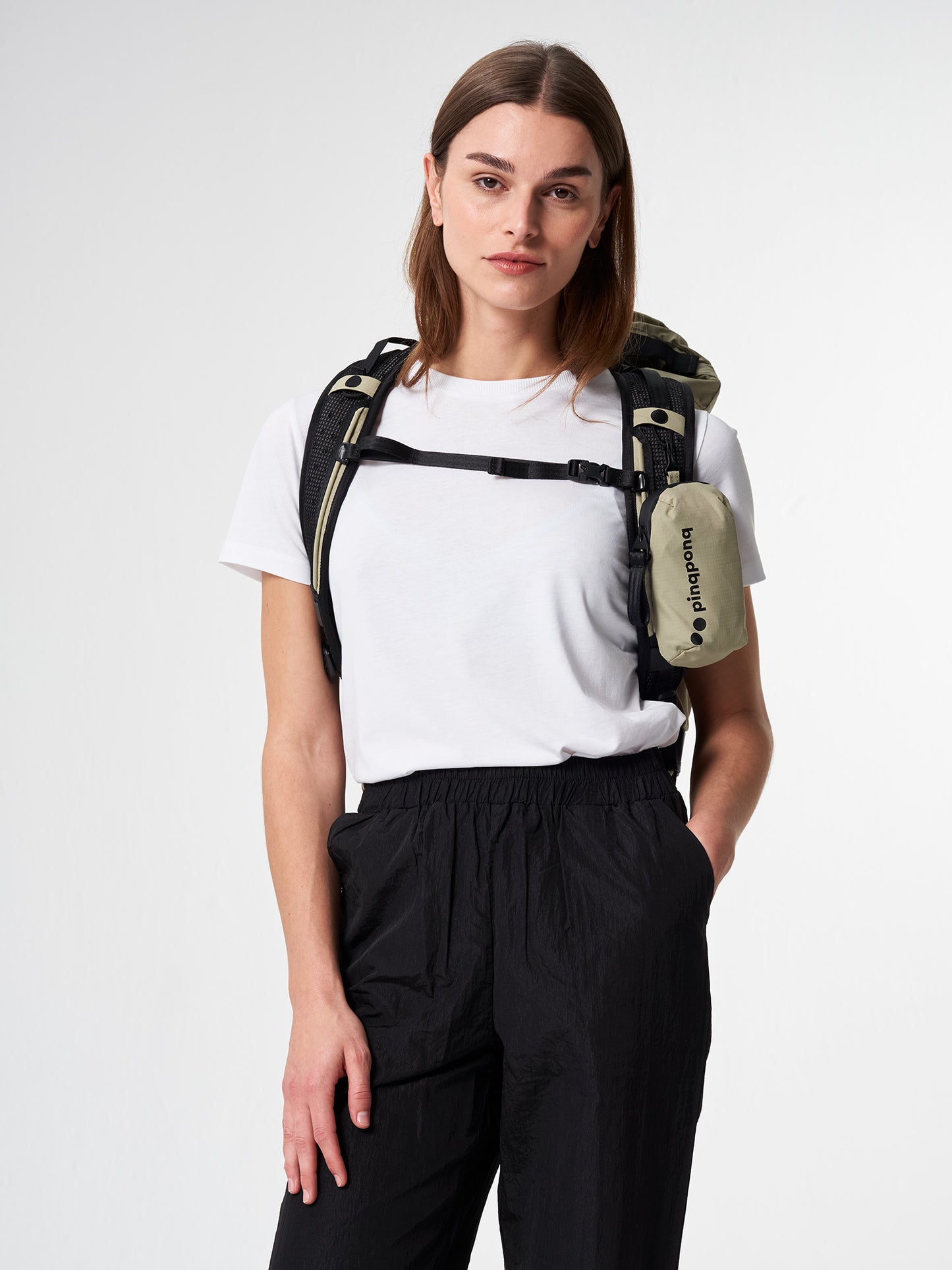 pinqponq-Komut-Medium-Pure-Olive-model-front-details