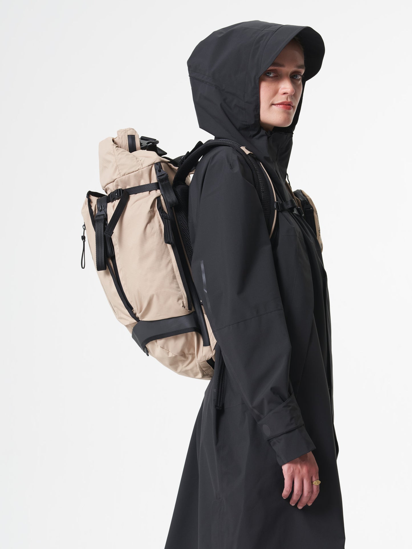 pinqponq-backpack-Komut-Medium-Pure-Khaki-model-side