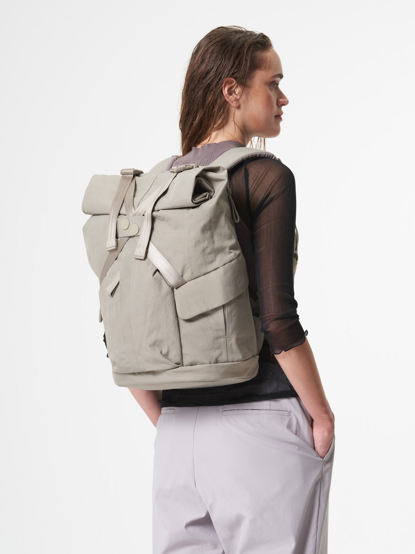 pinqponq-backpack-Kross-Crinkle-Taupe-model-side