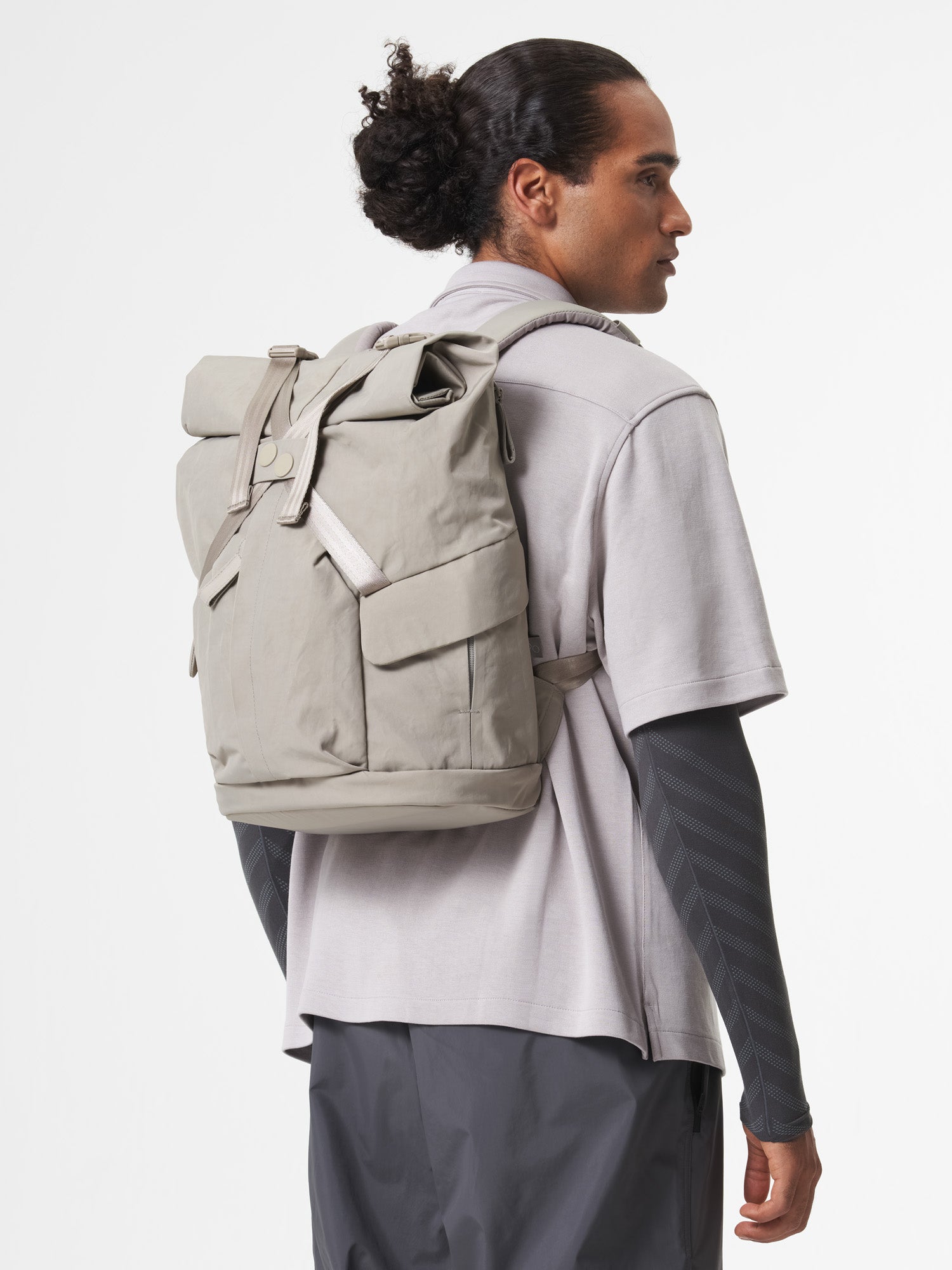 pinqponq-backpack-Kross-Crinkle-Taupe-model-side
