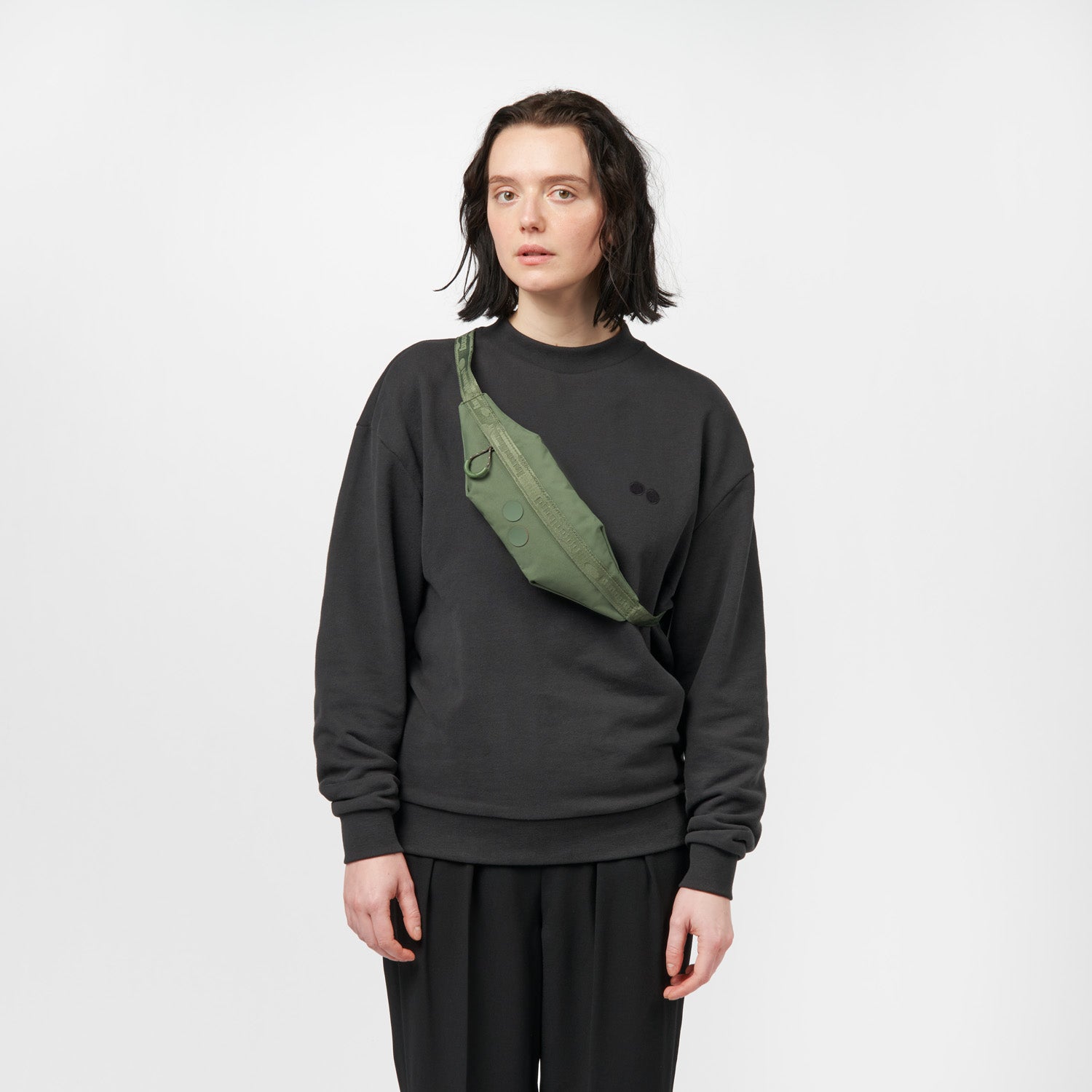 pinqponq-hip-bag-Nik-Forester-Olive-model-front
