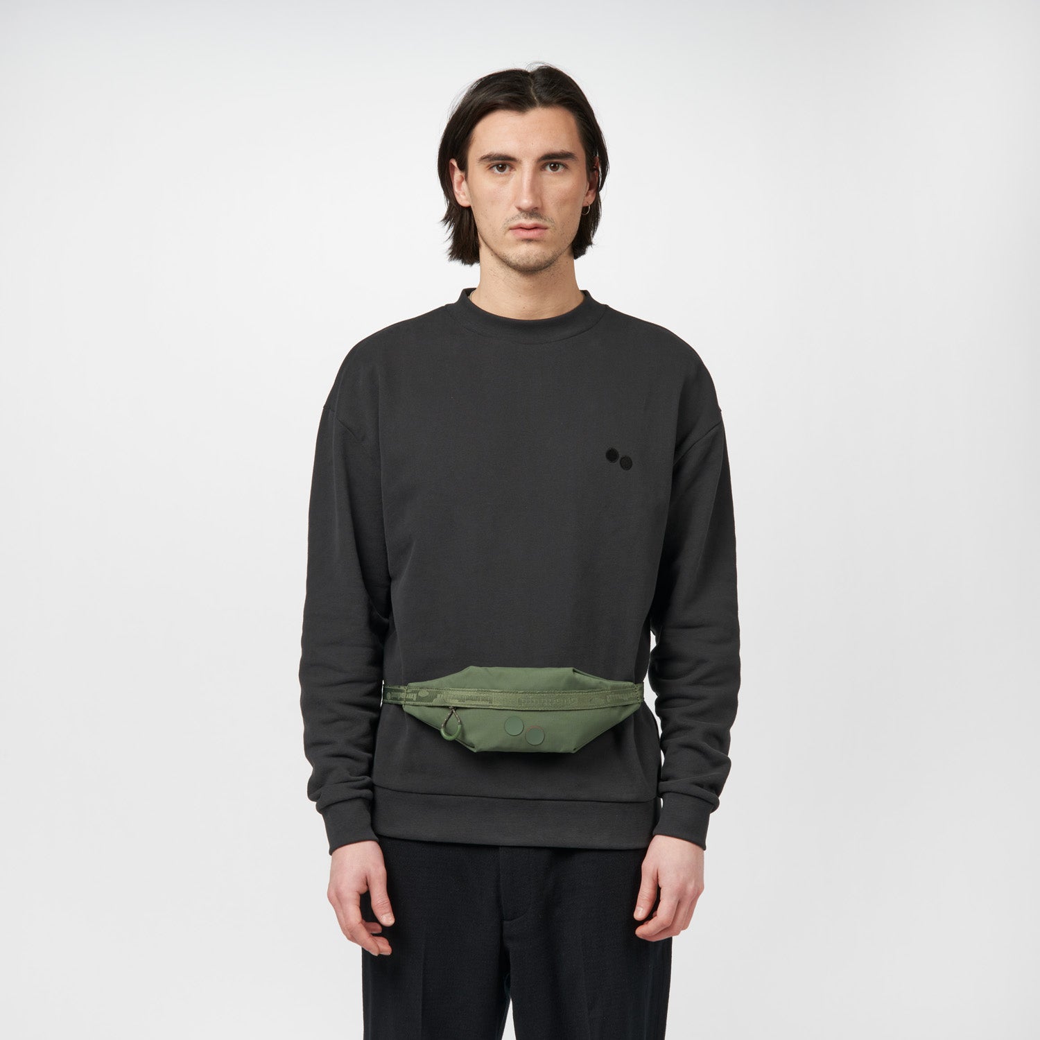 pinqponq-hip-bag-Nik-Forester-Olive-model-front