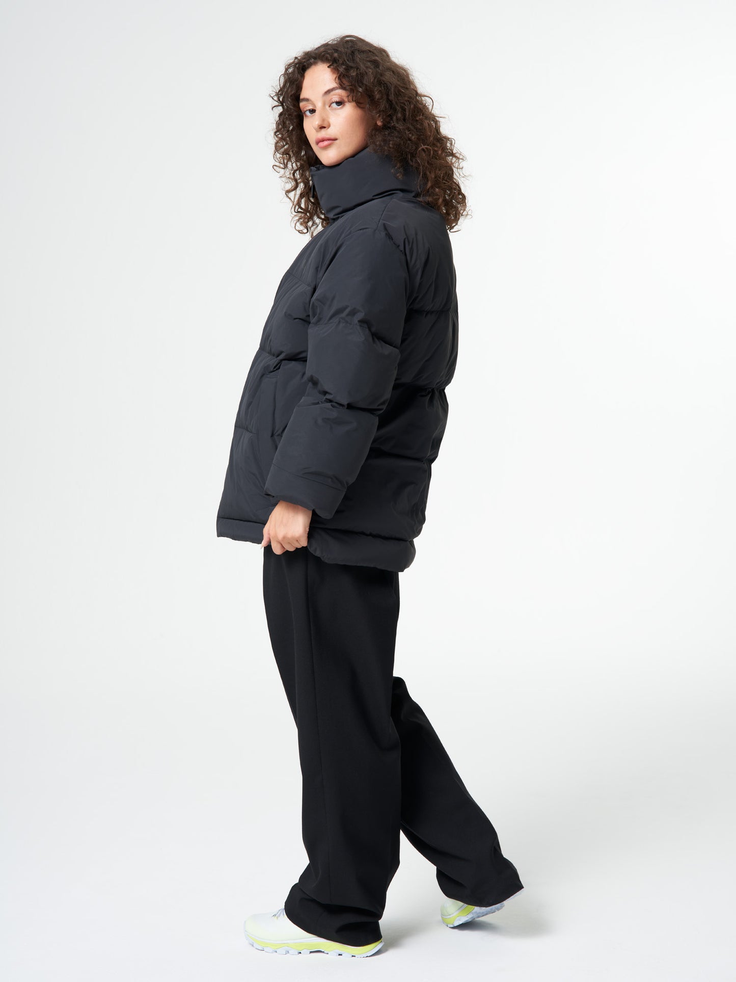 pinqponq-Puffer-Jacket-Unisex-Peat-Black-model-side