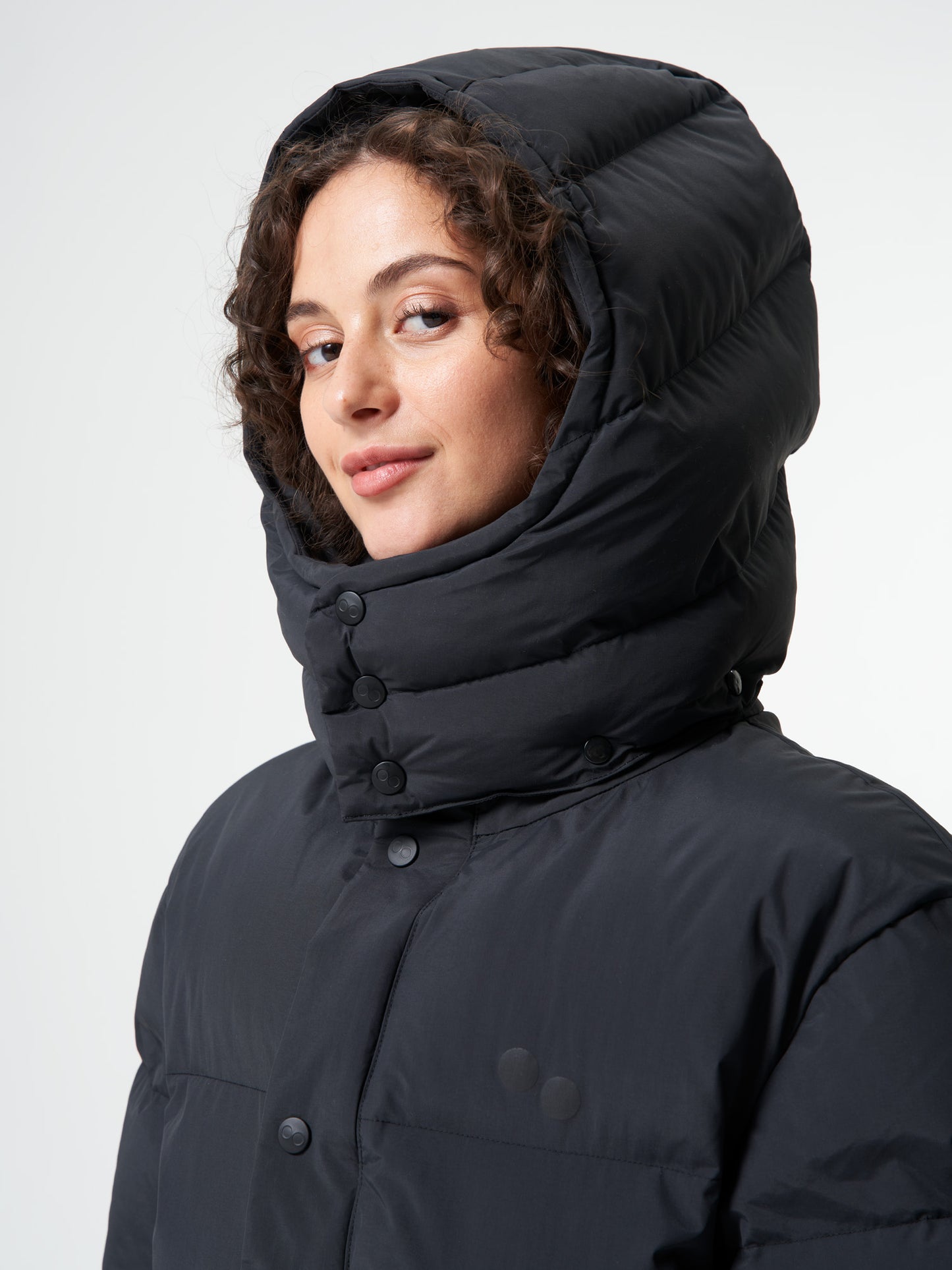 pinqponq-Puffy-Parka-Women-Peat-Black-model-detail