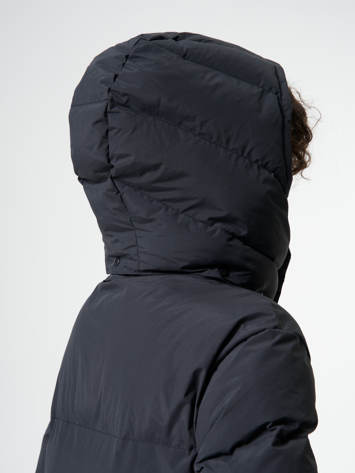 pinqponq-Puffy-Parka-Women-Peat-Black-model-detail