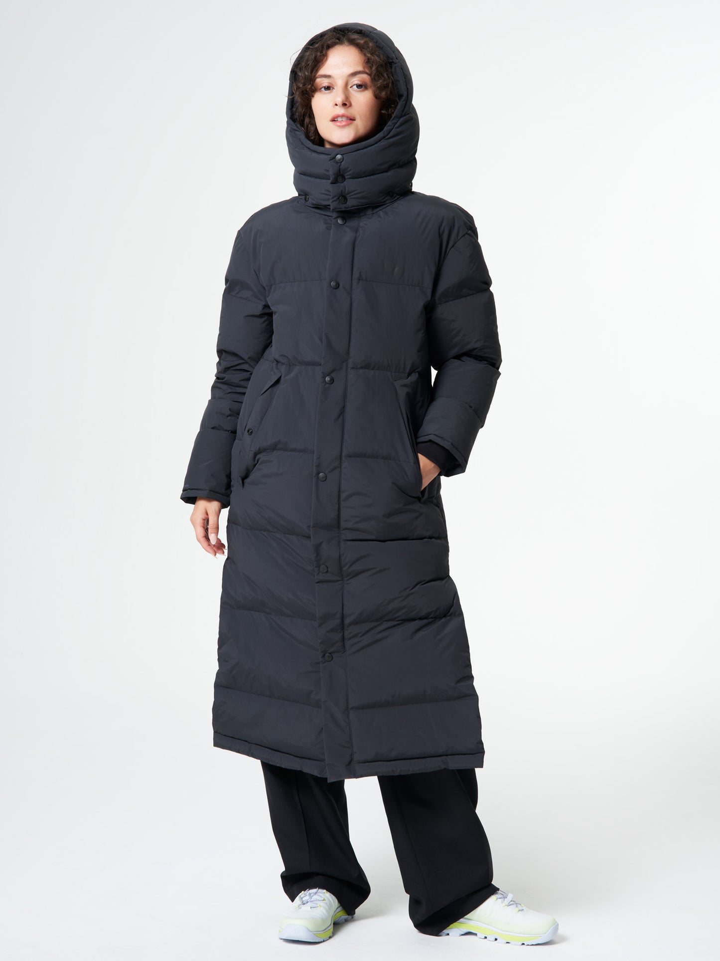 pinqponq-Puffy-Parka-Women-Peat-Black-model-front