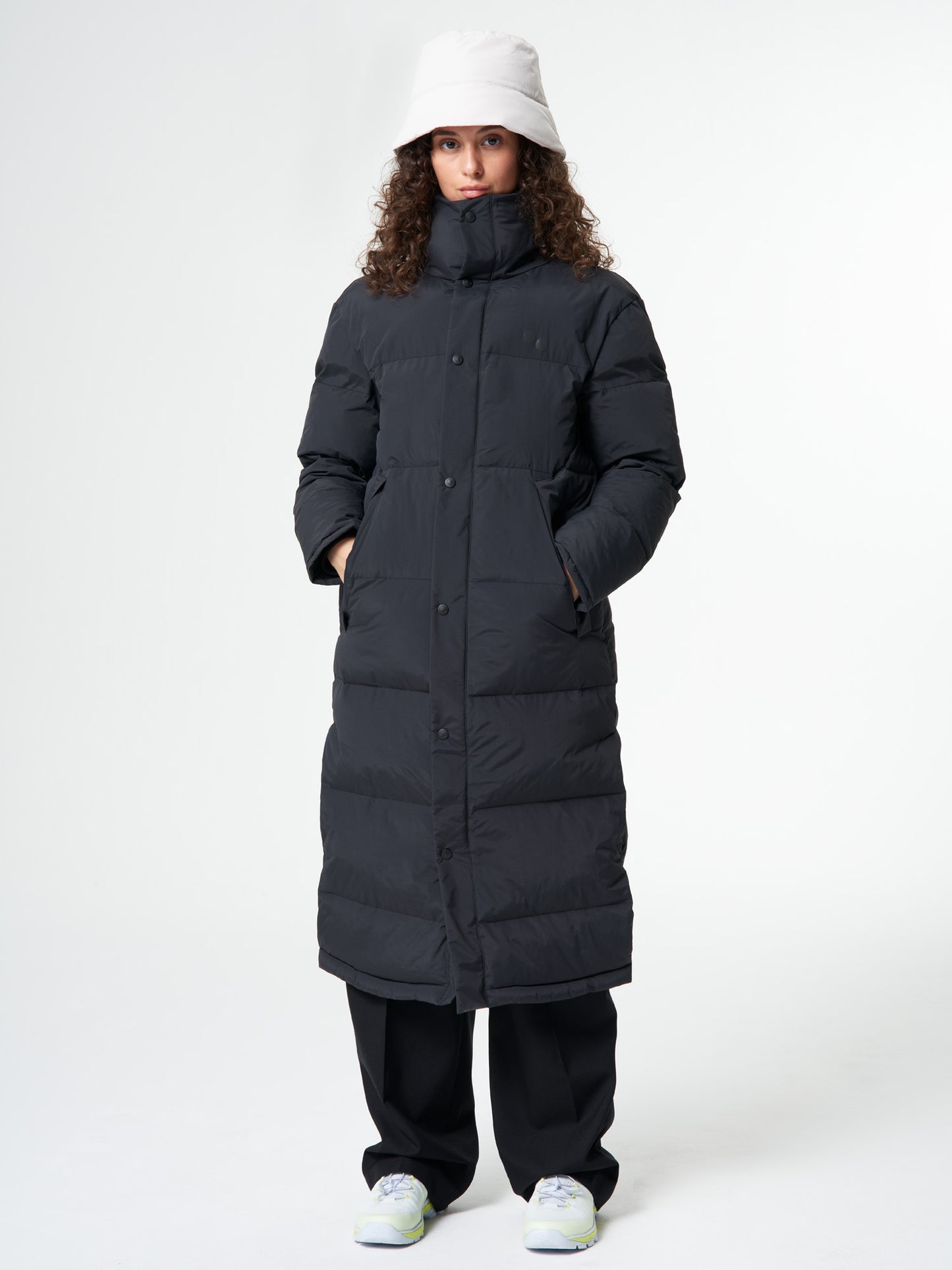 pinqponq-Puffy-Parka-Women-Peat-Black-model-front