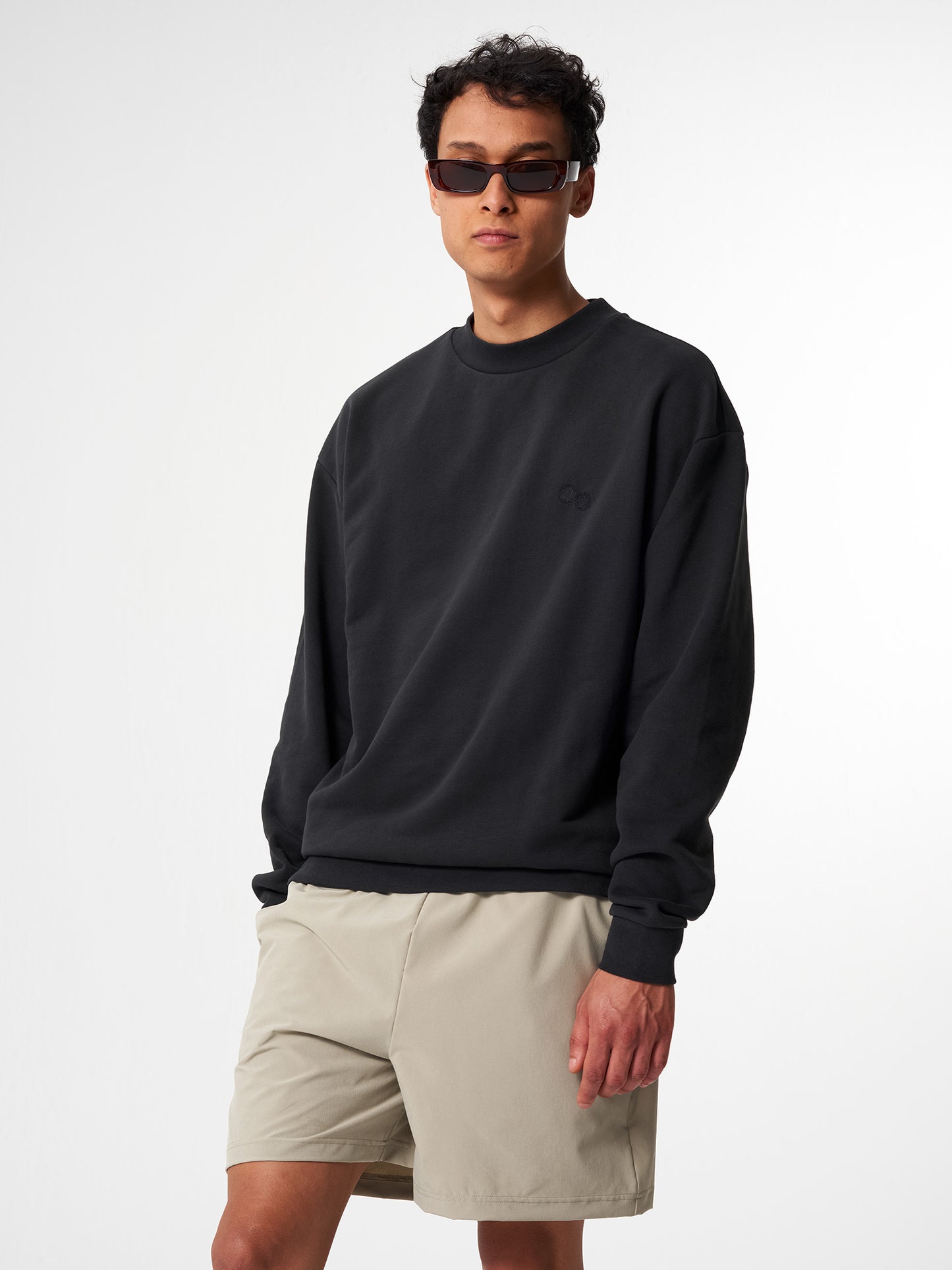 pinqponq-Sweatshirt-Unisex-Circles-Peat-Black-model-front