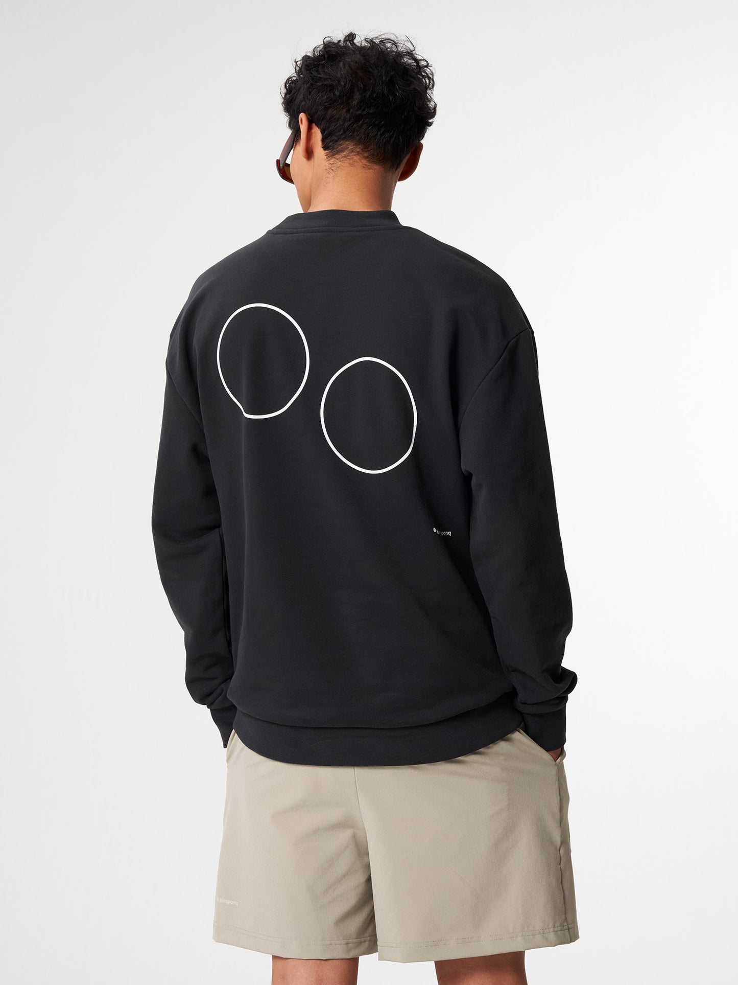 pinqponq-Sweatshirt-Unisex-Circles-Peat-Black-model-back