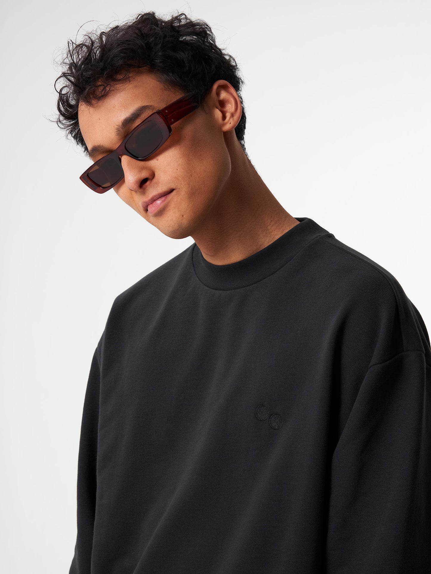 pinqponq-Sweatshirt-Unisex-Circles-Peat-Black-model-closeup-front