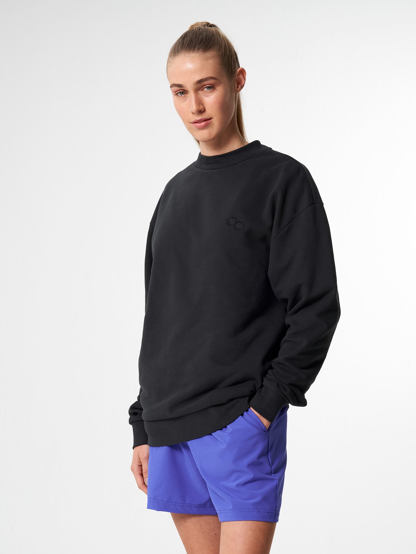 pinqponq-Sweatshirt-Unisex-Circles-Peat-Black-model-front